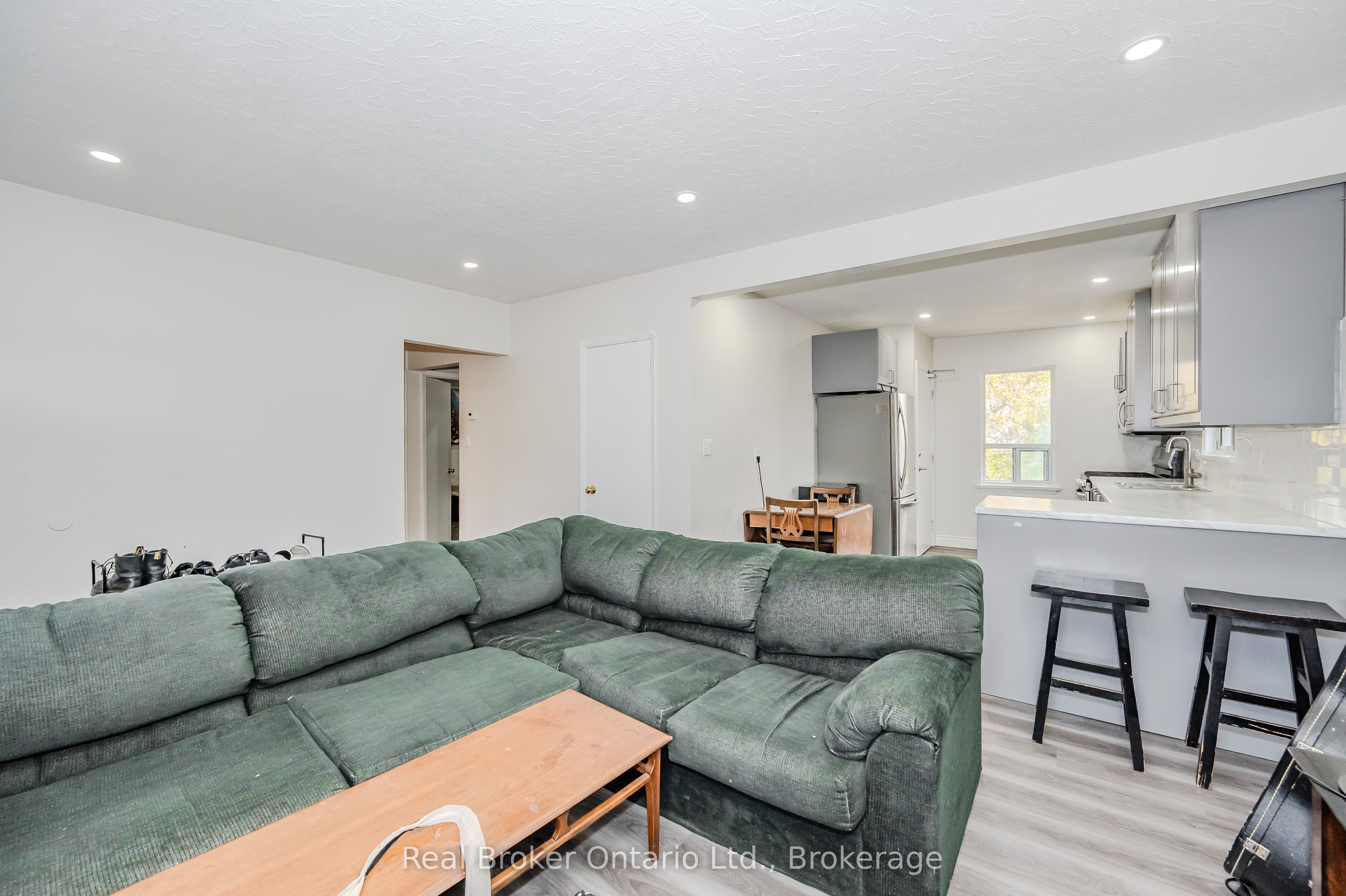 112 Victoria Road N Property Photo 6