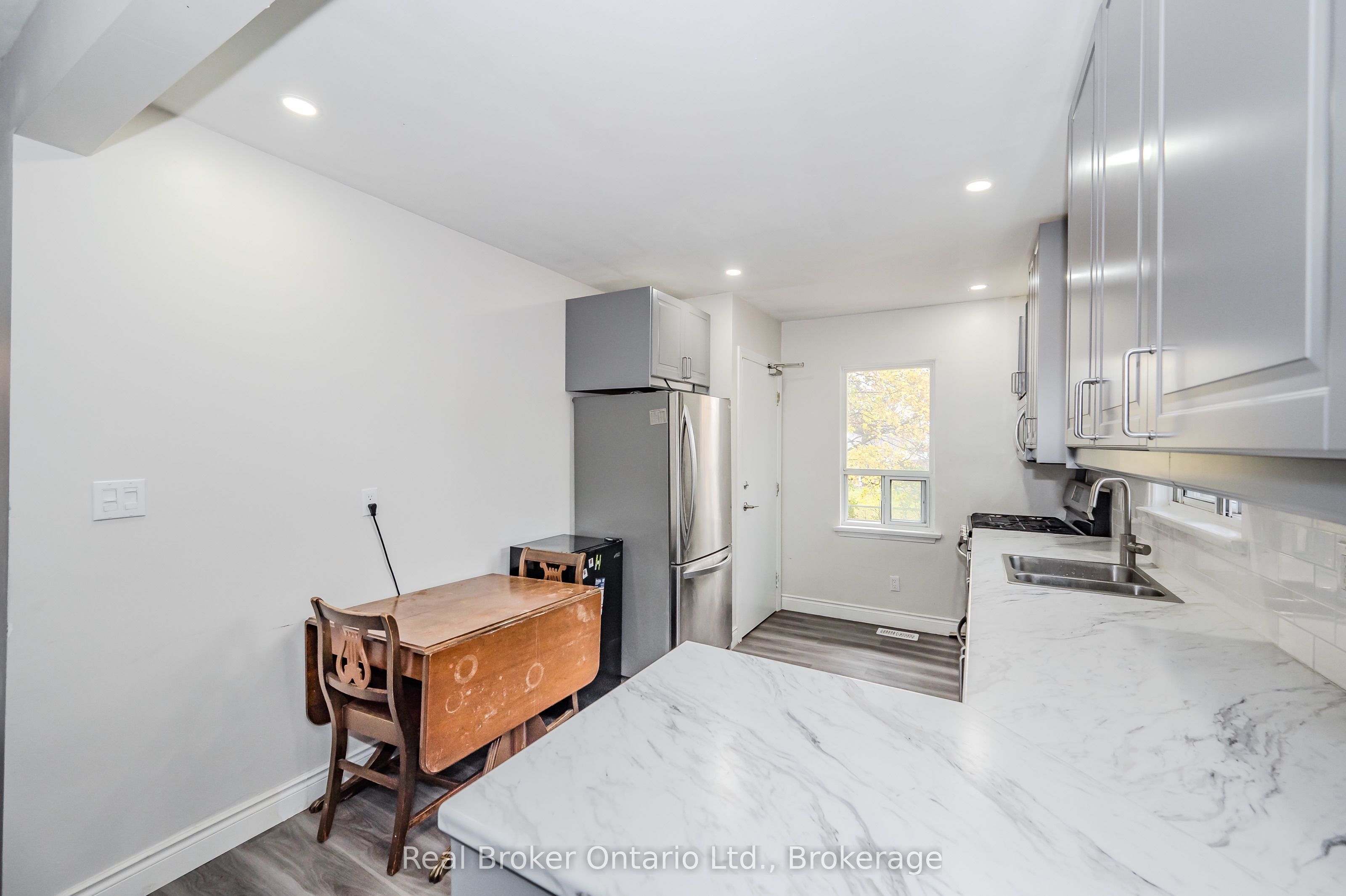 112 Victoria Road N Property Photo 8