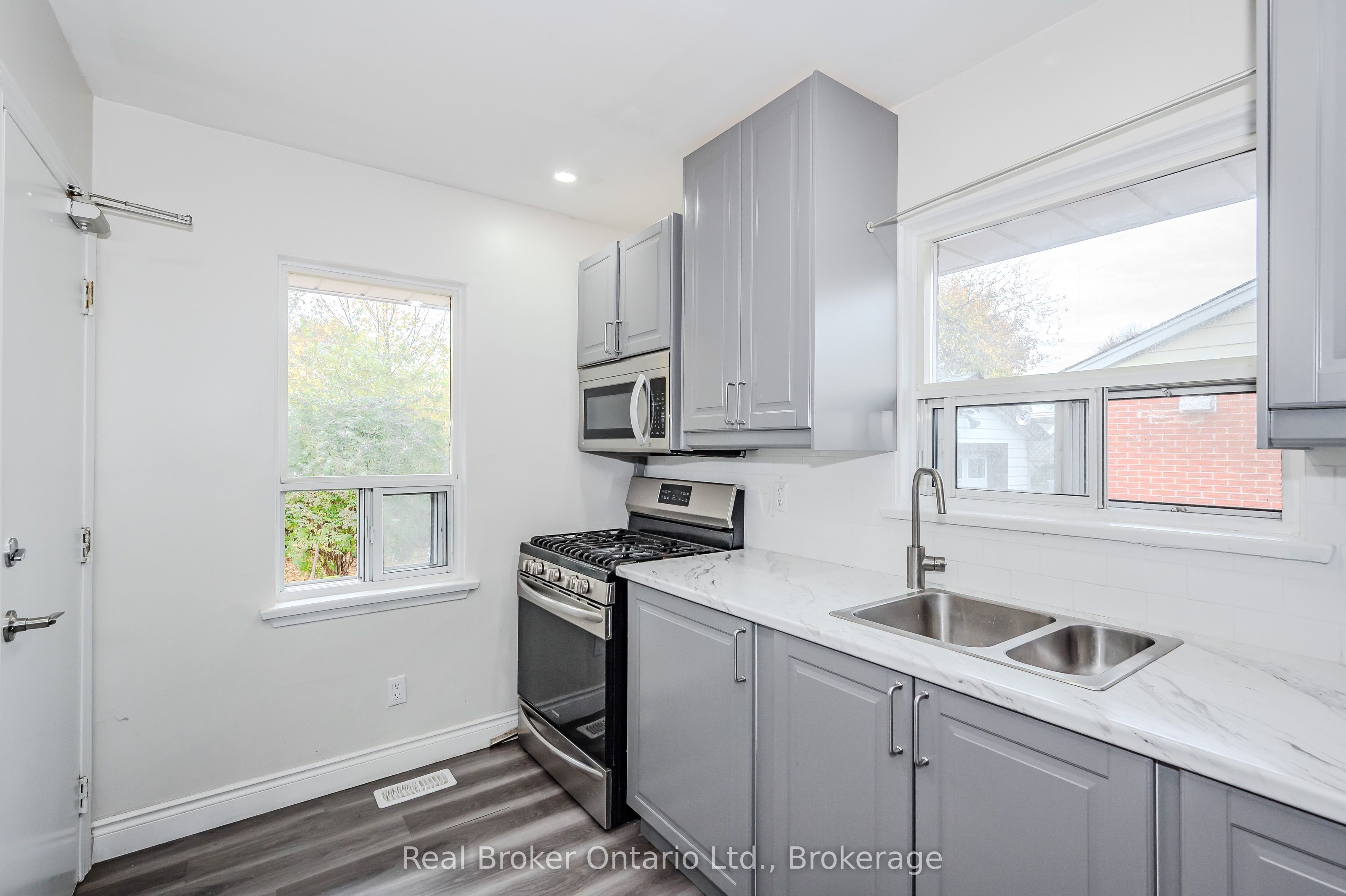 112 Victoria Road N Property Photo 9