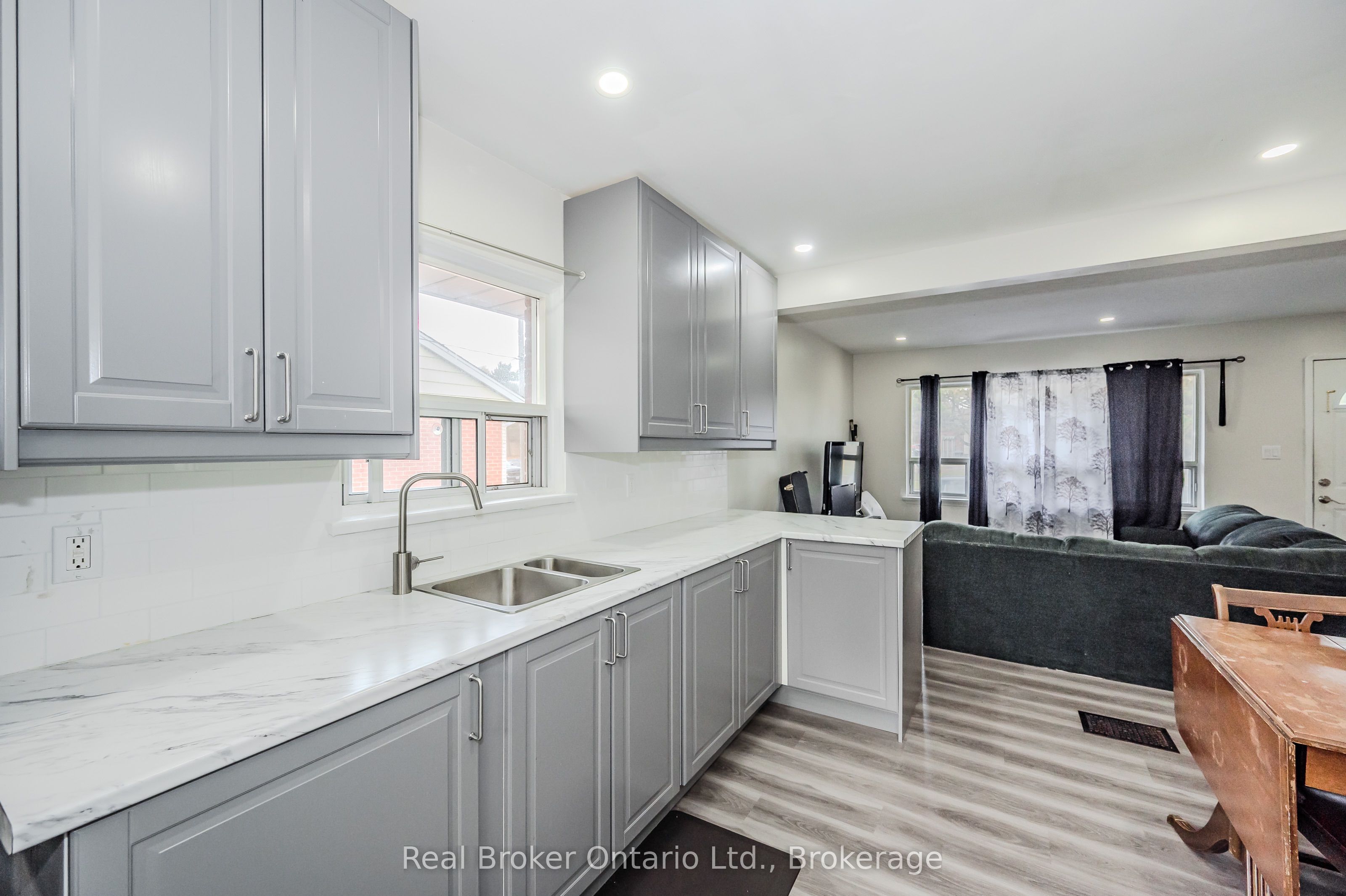 112 Victoria Road N Property Photo 11