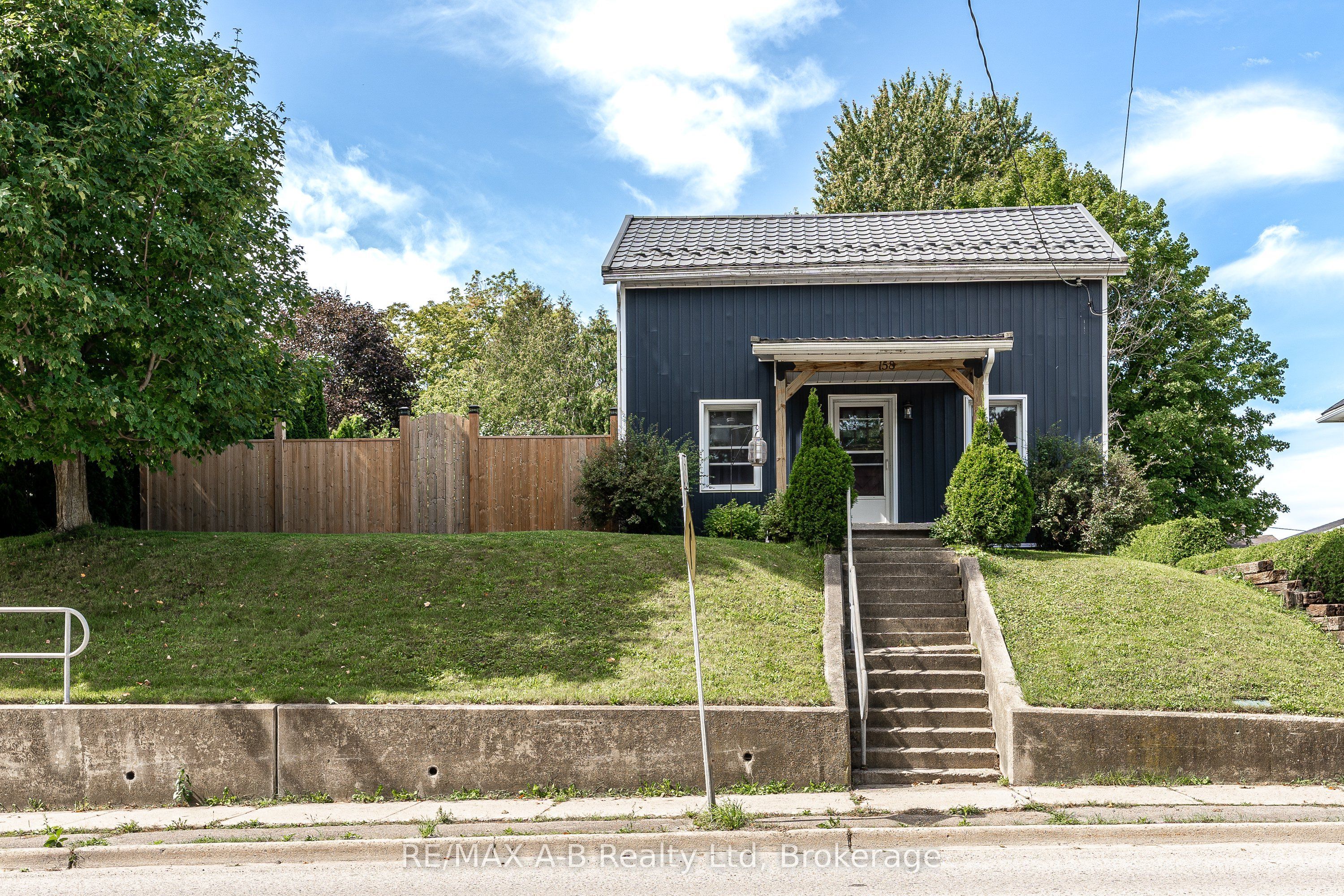 158 James Street N Property Photo 2
