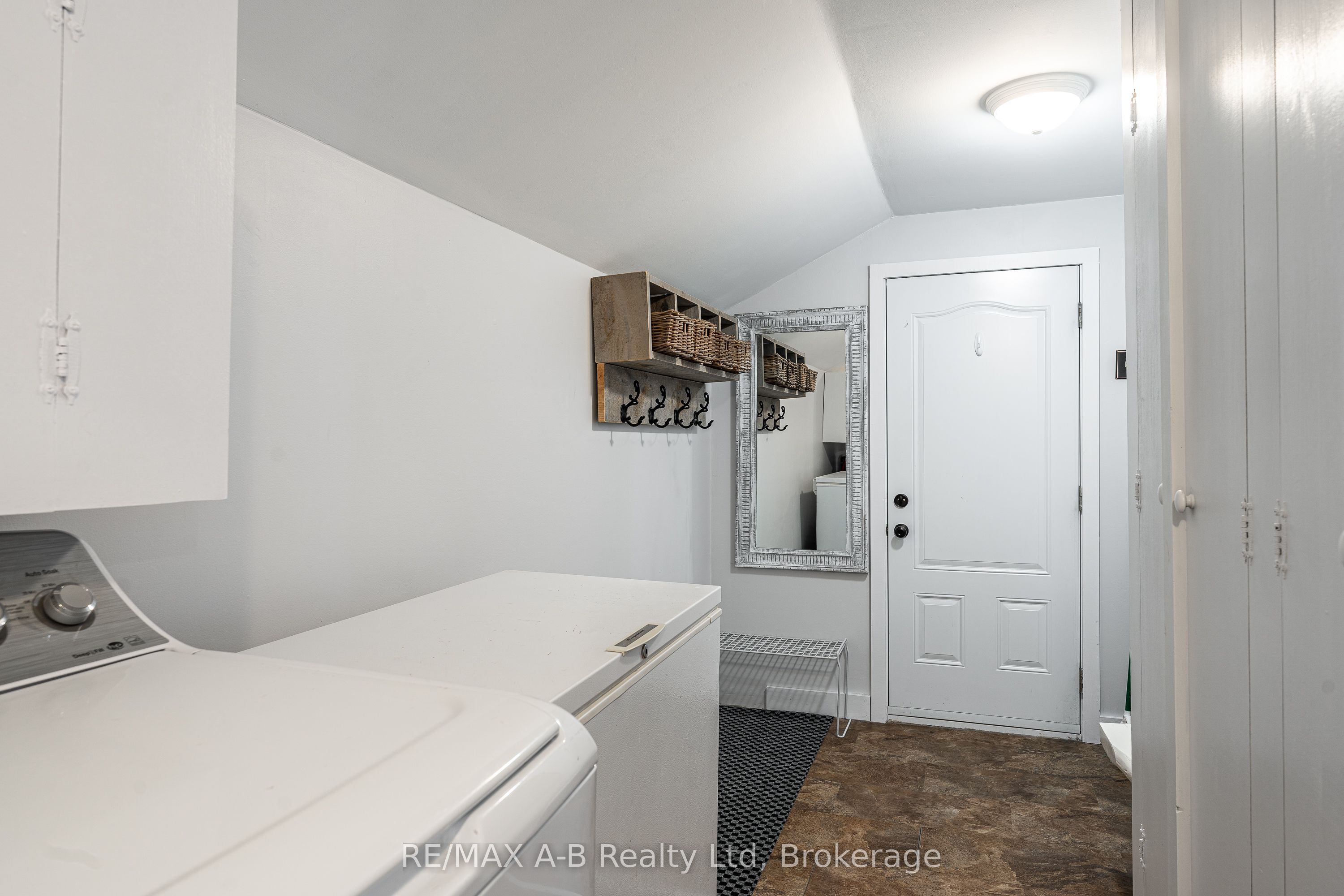 158 James Street N Property Photo 5