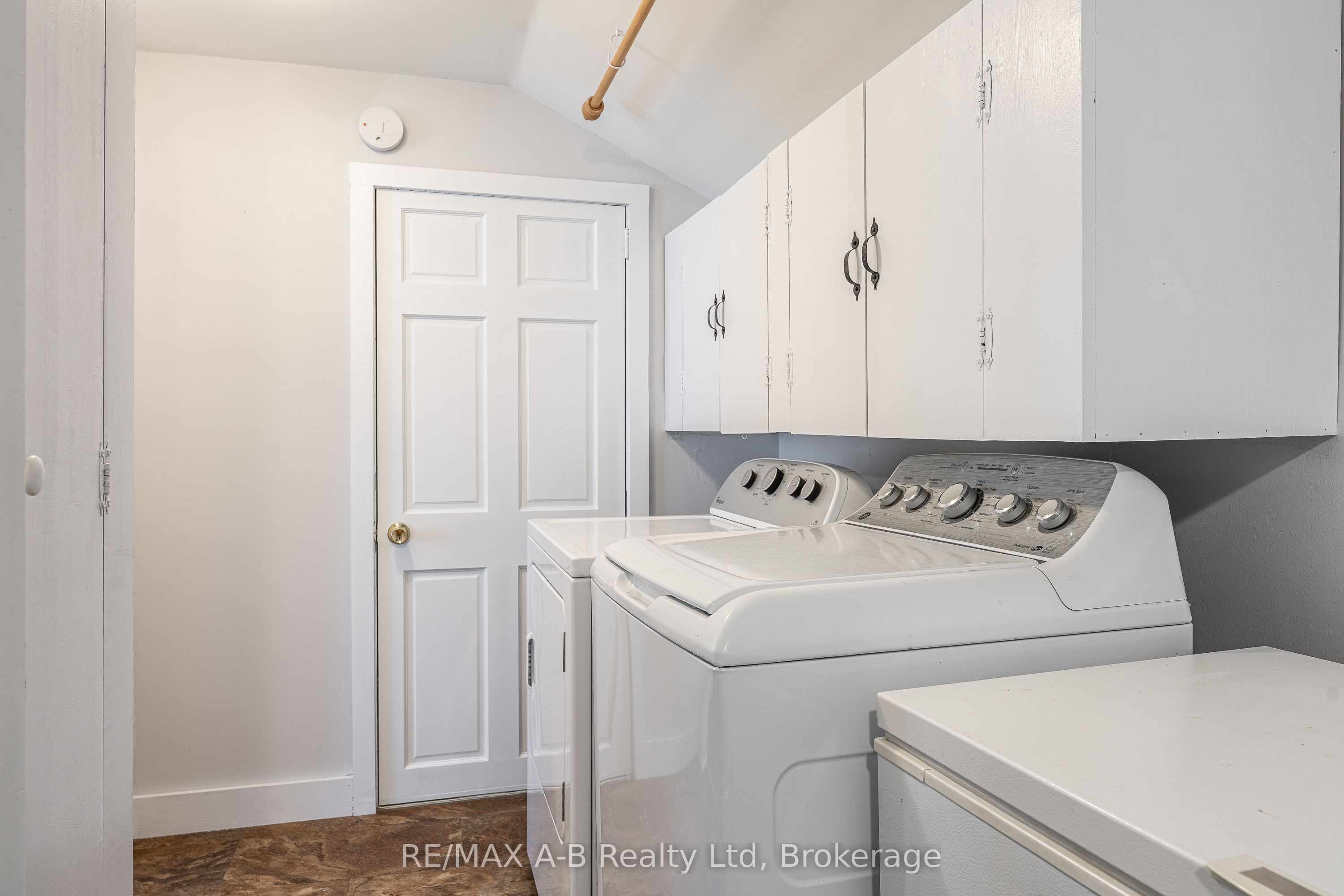 158 James Street N Property Photo 6