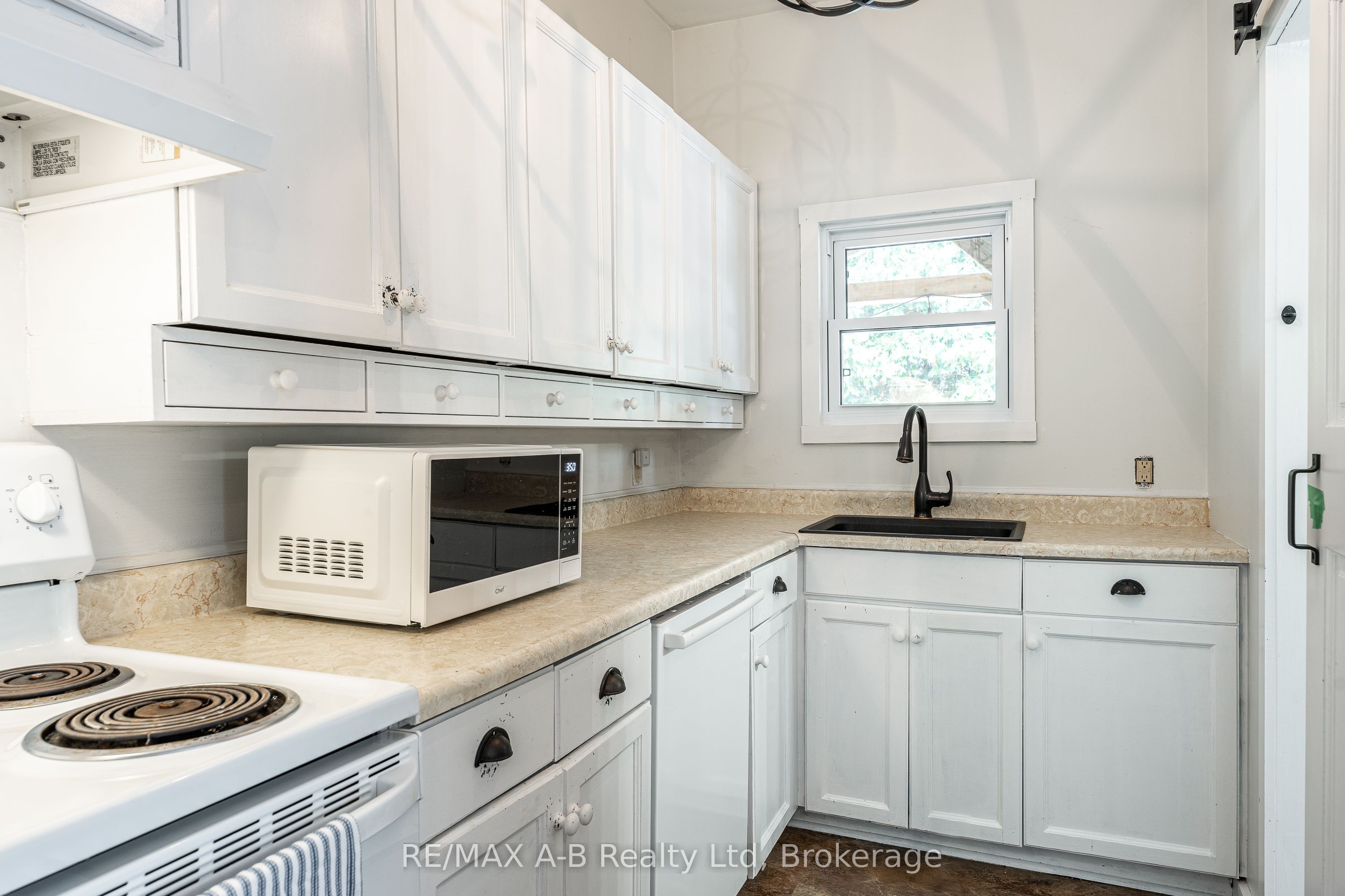 158 James Street N Property Photo 8