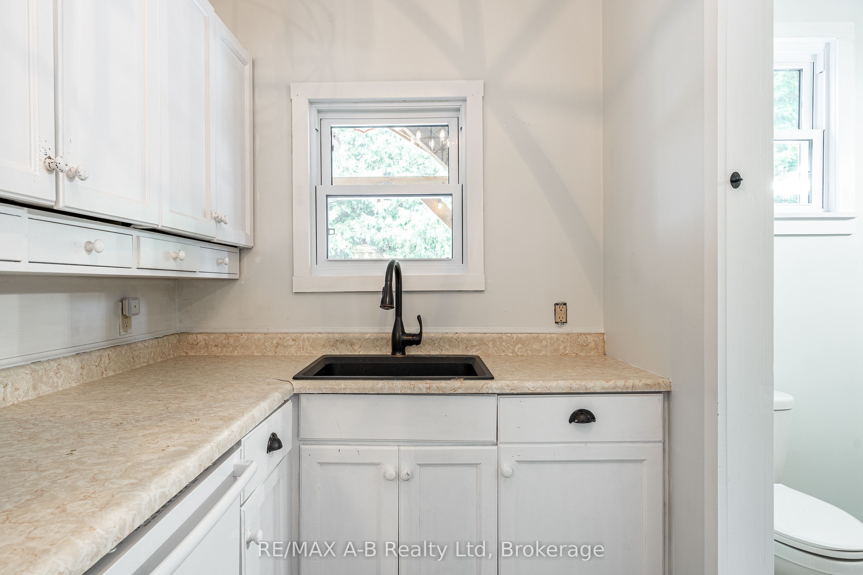 158 James Street N Property Photo 9