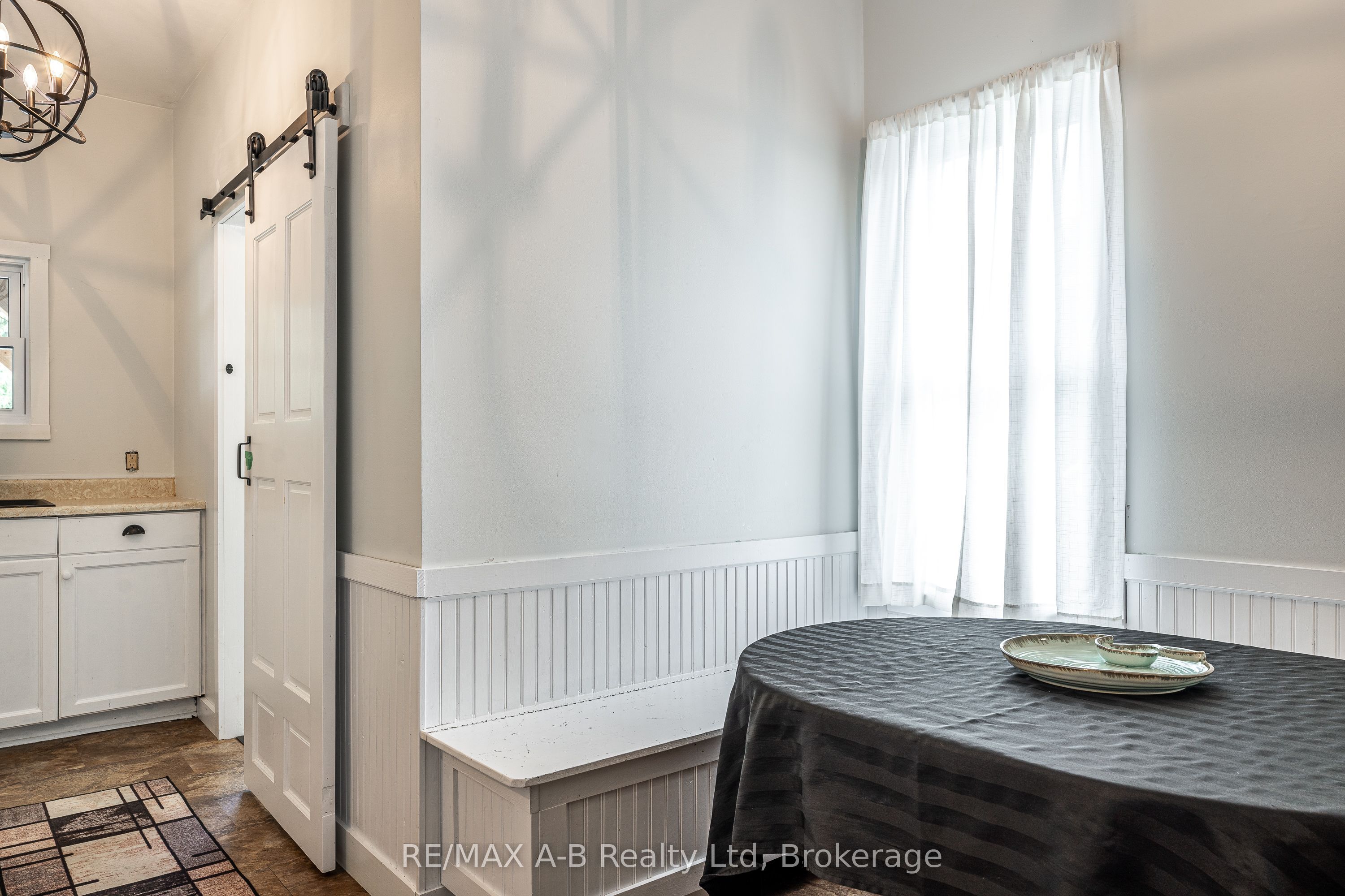 158 James Street N Property Photo 11