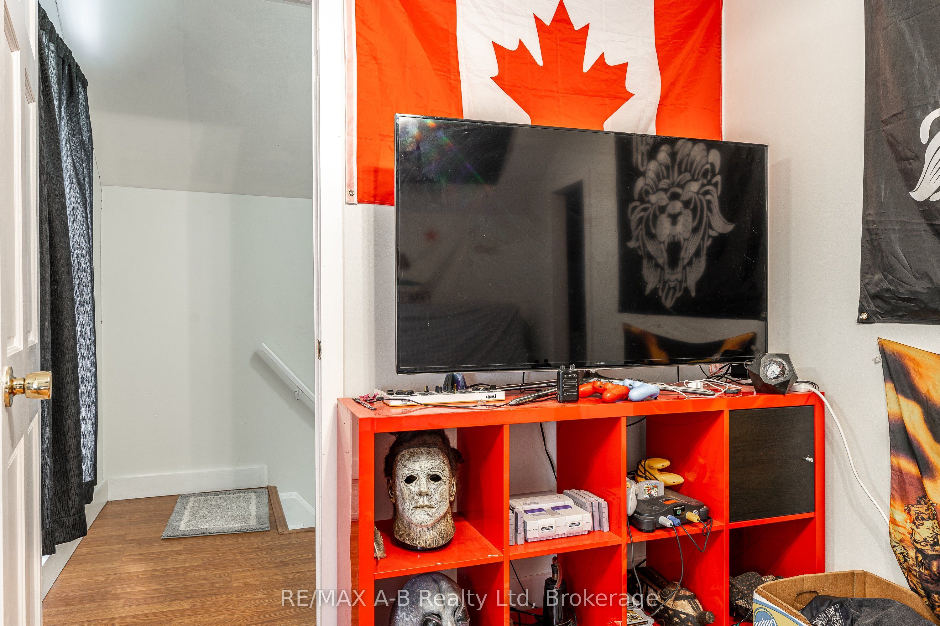 158 James Street N Property Photo 27