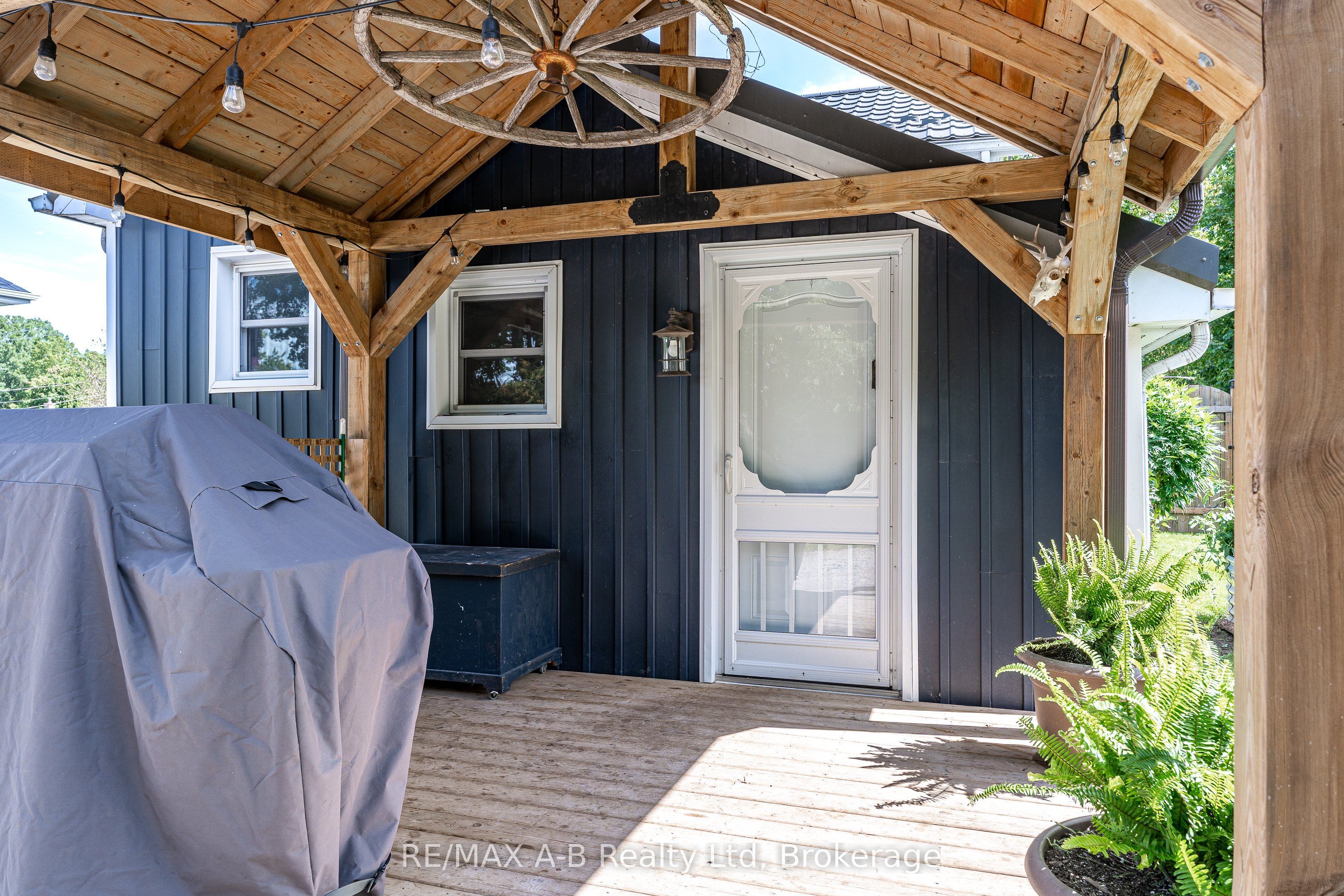 158 James Street N Property Photo 31