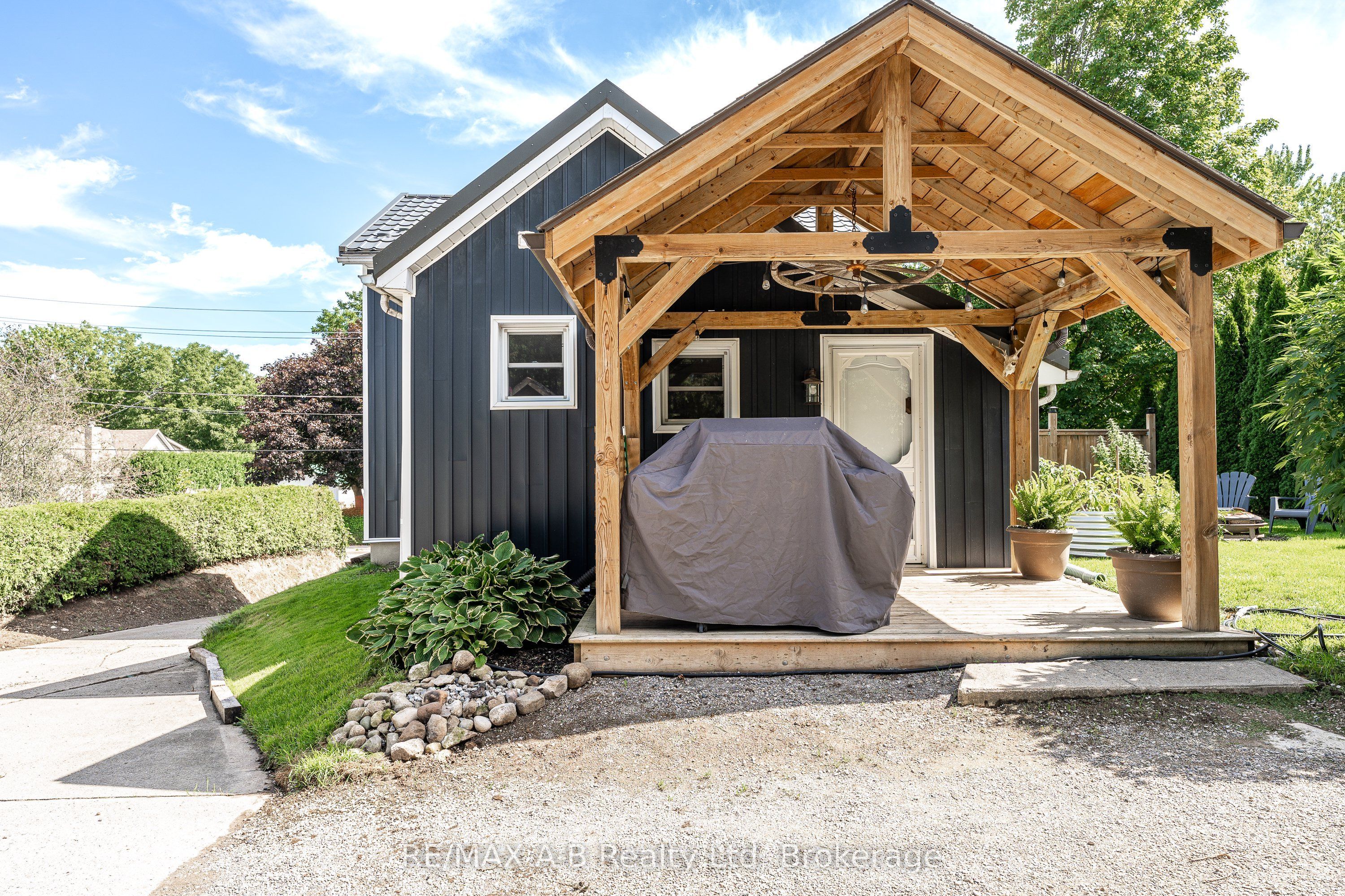 158 James Street N Property Photo 32