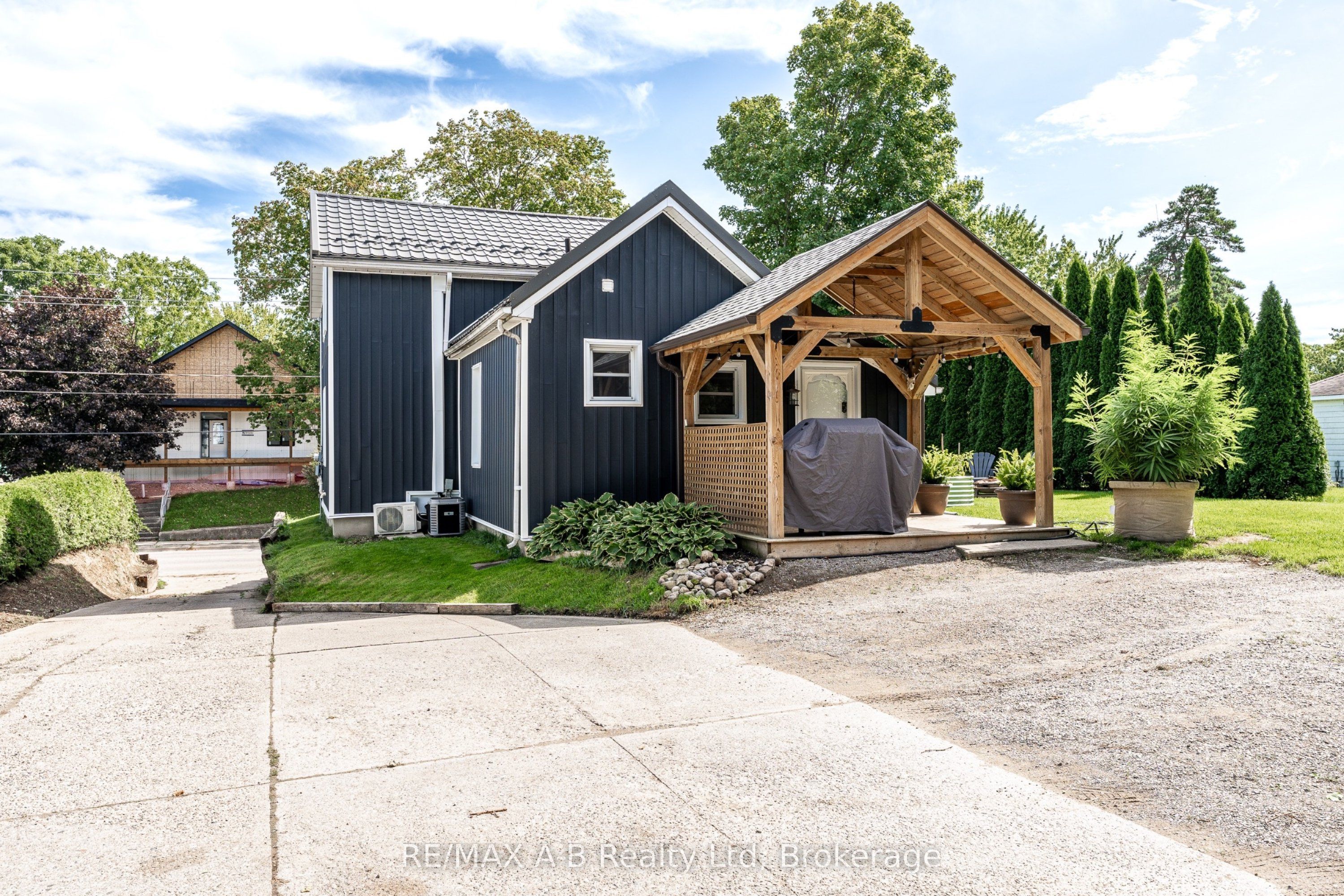 158 James Street N Property Photo 33