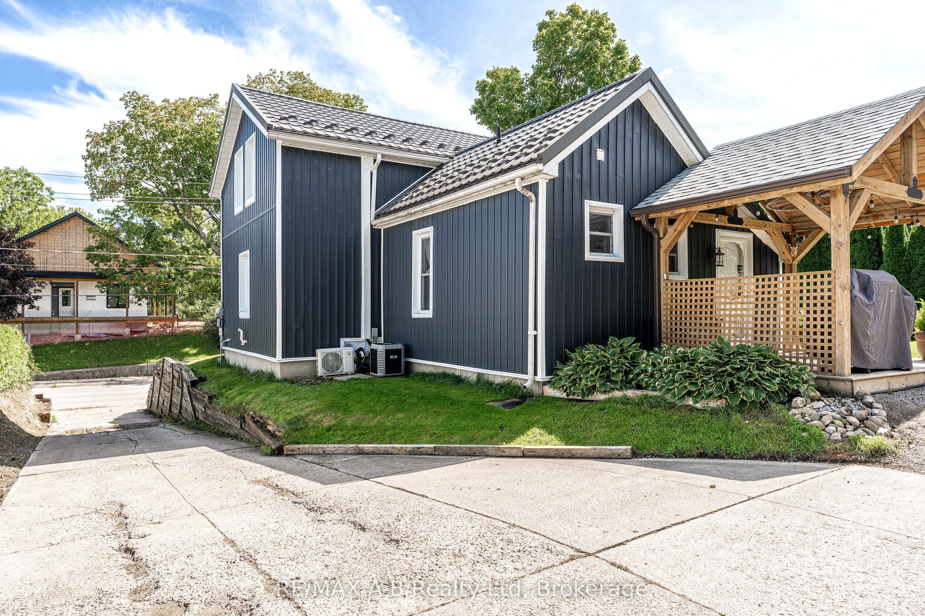 158 James Street N Property Photo 34