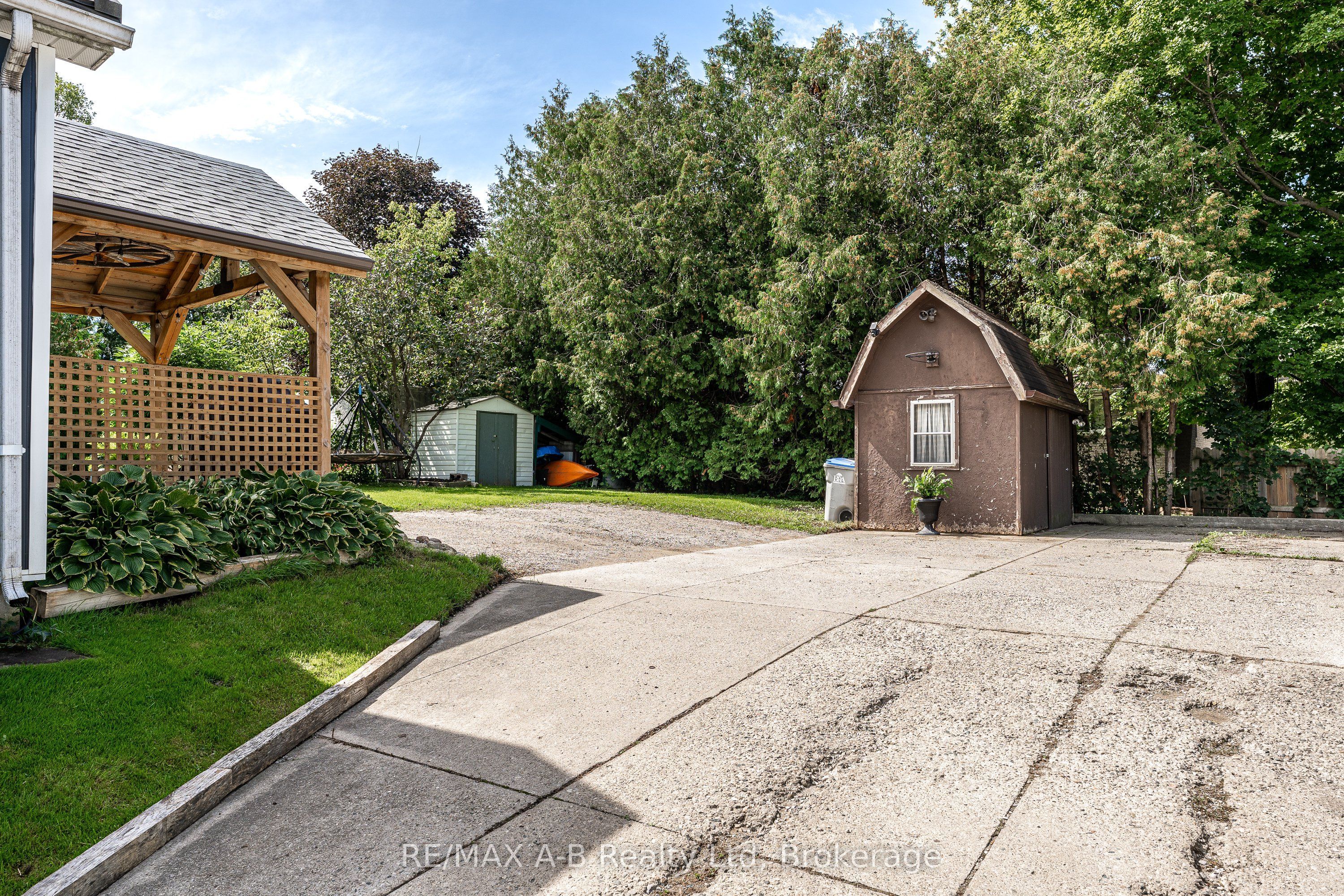 158 James Street N Property Photo 35