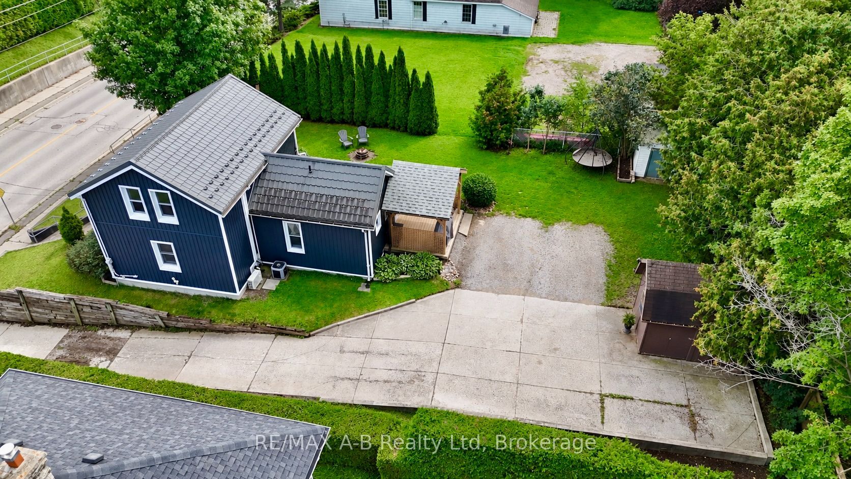 158 James Street N Property Photo 40