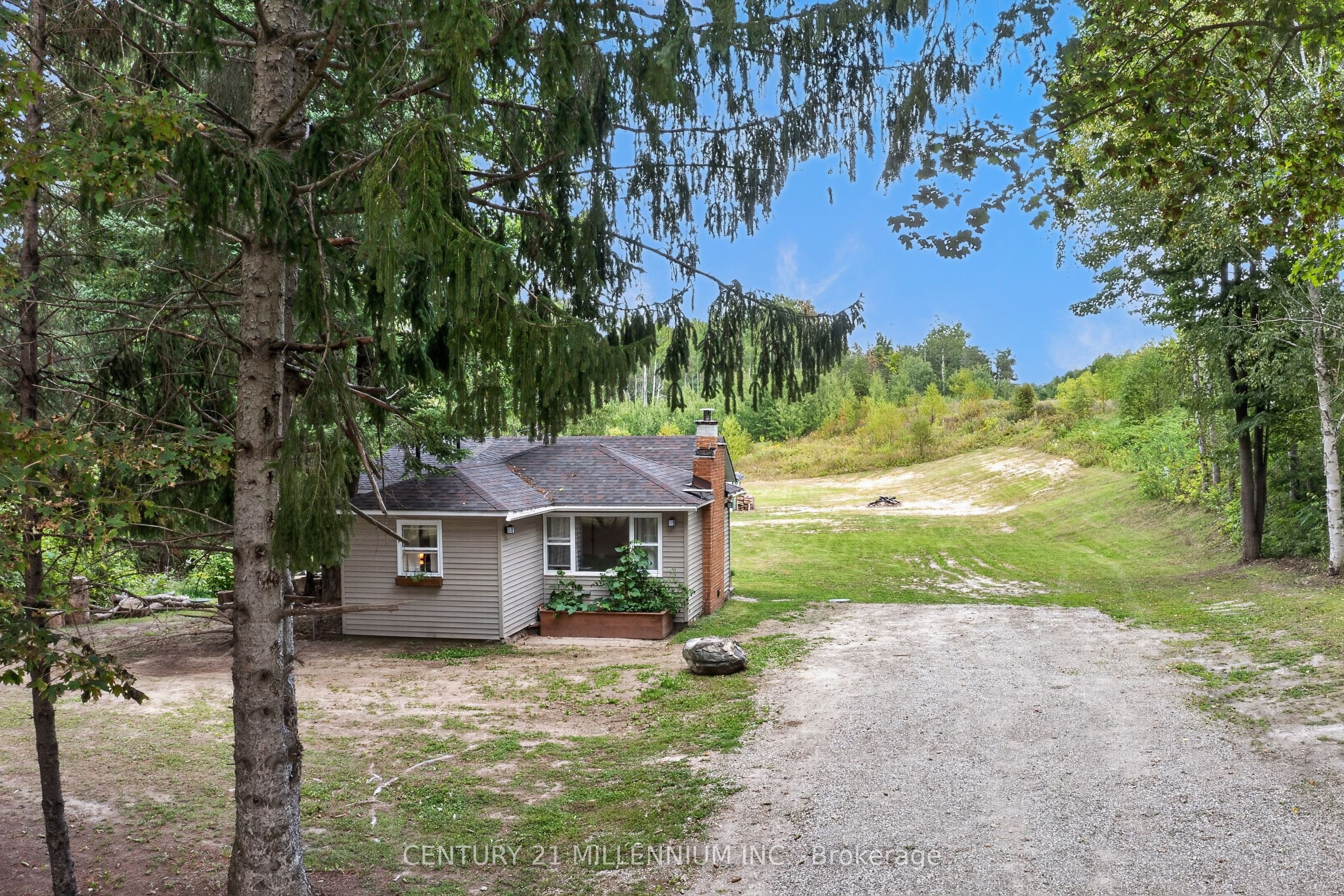 938289 Airport Road Property Photo 2