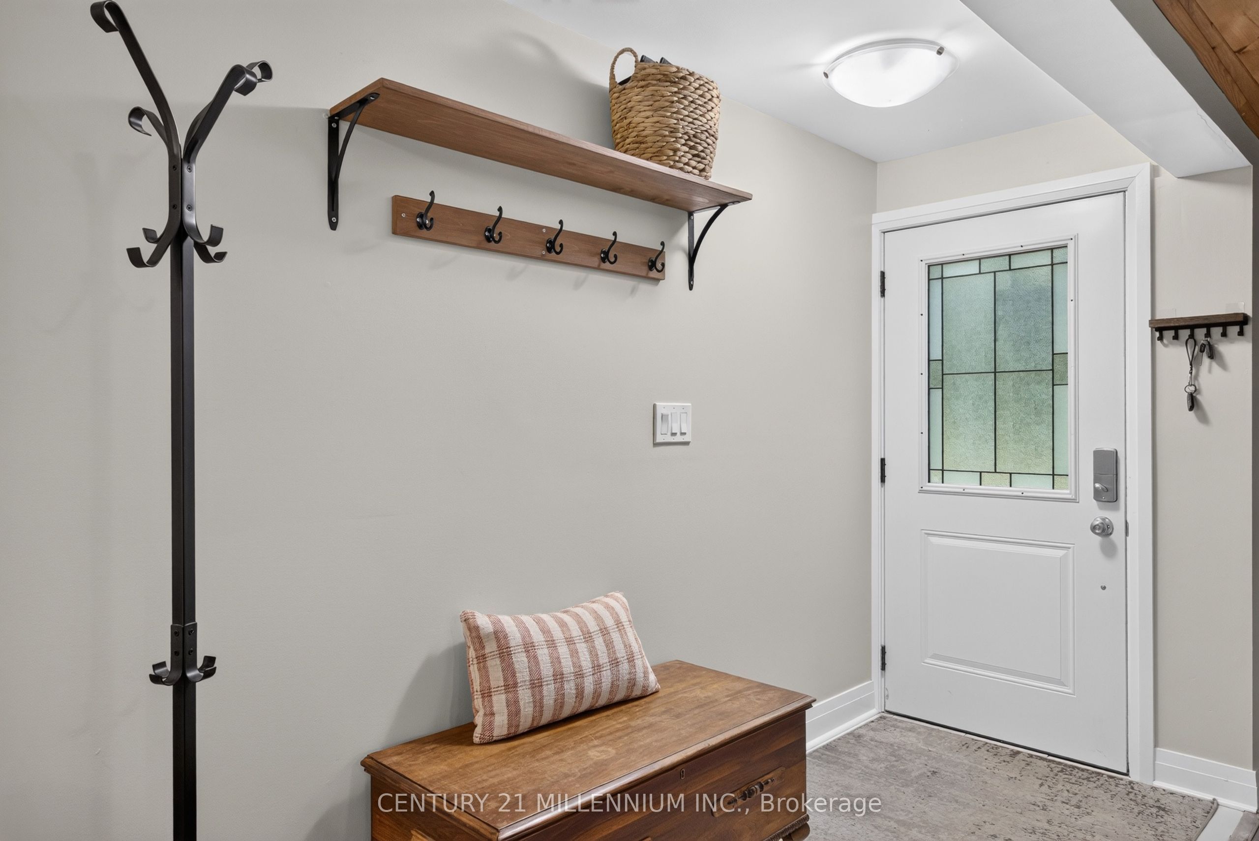 938289 Airport Road Property Photo 6