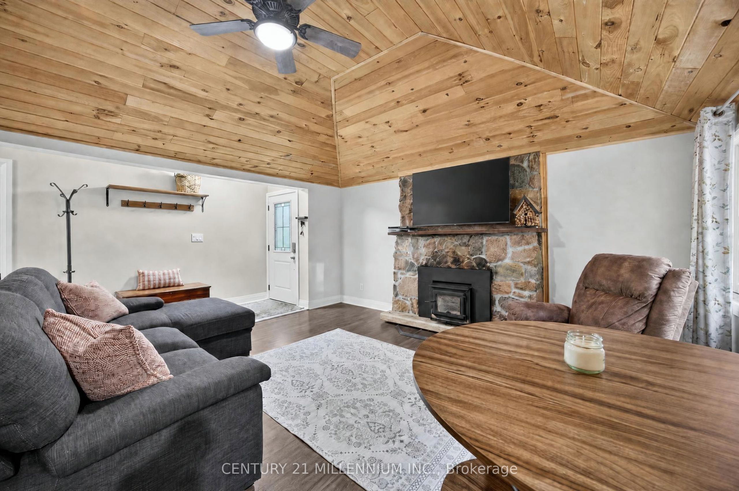 938289 Airport Road Property Photo 9