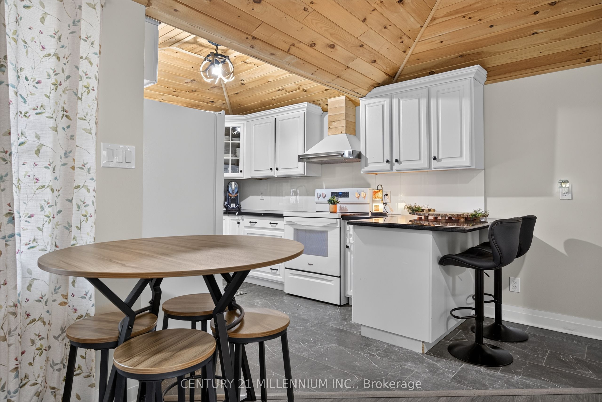 938289 Airport Road Property Photo 10