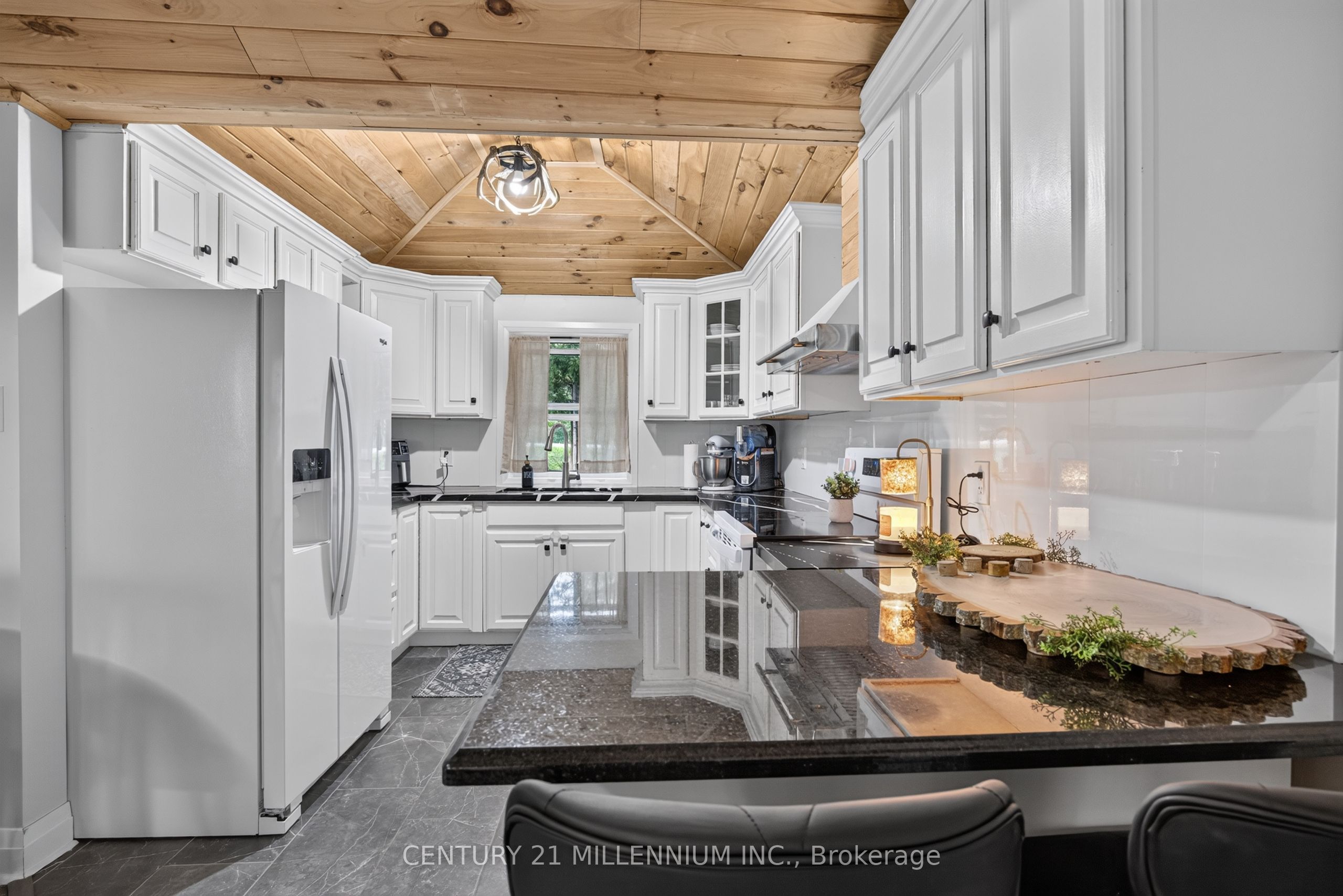 938289 Airport Road Property Photo 11