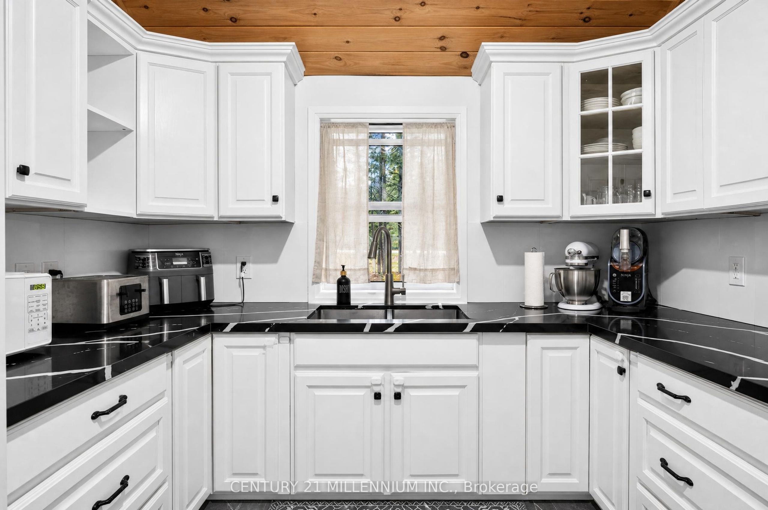 938289 Airport Road Property Photo 14