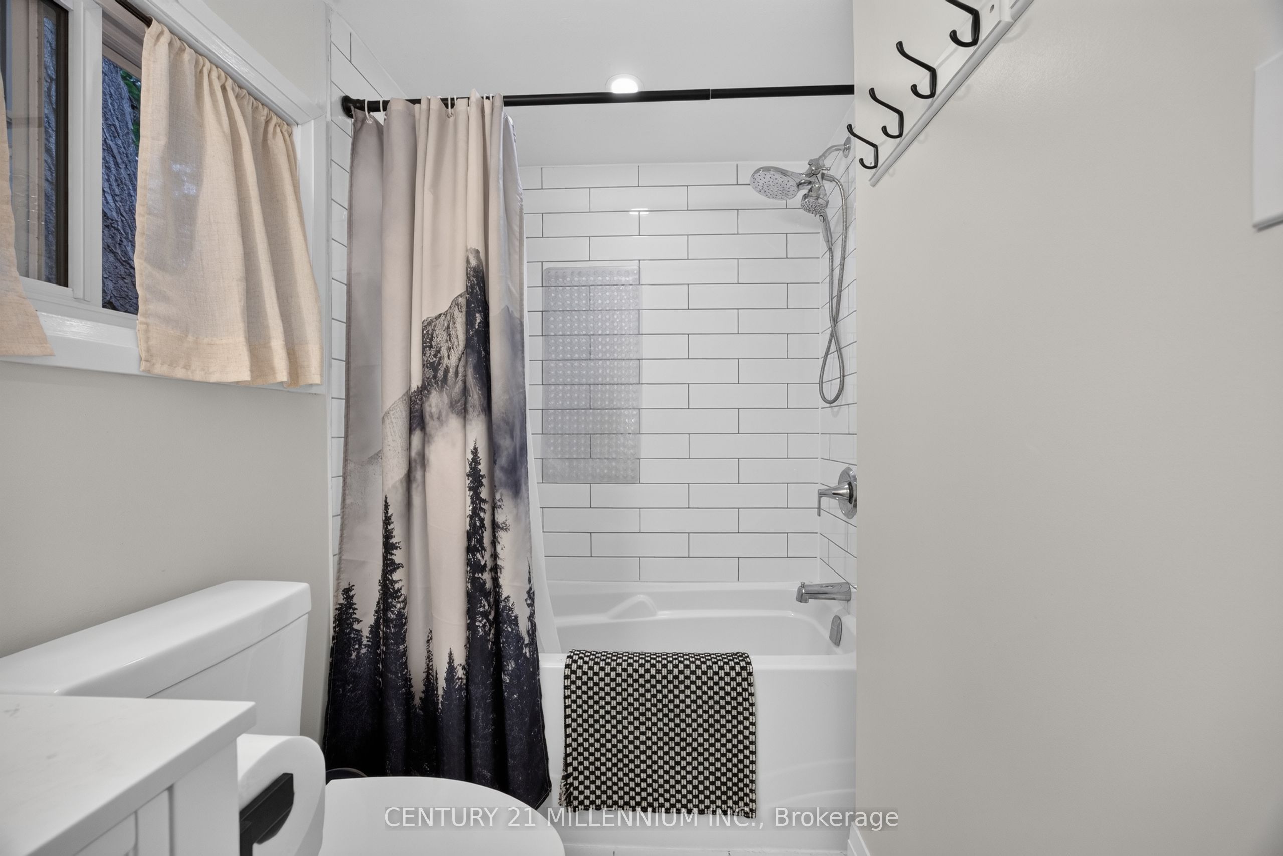938289 Airport Road Property Photo 22
