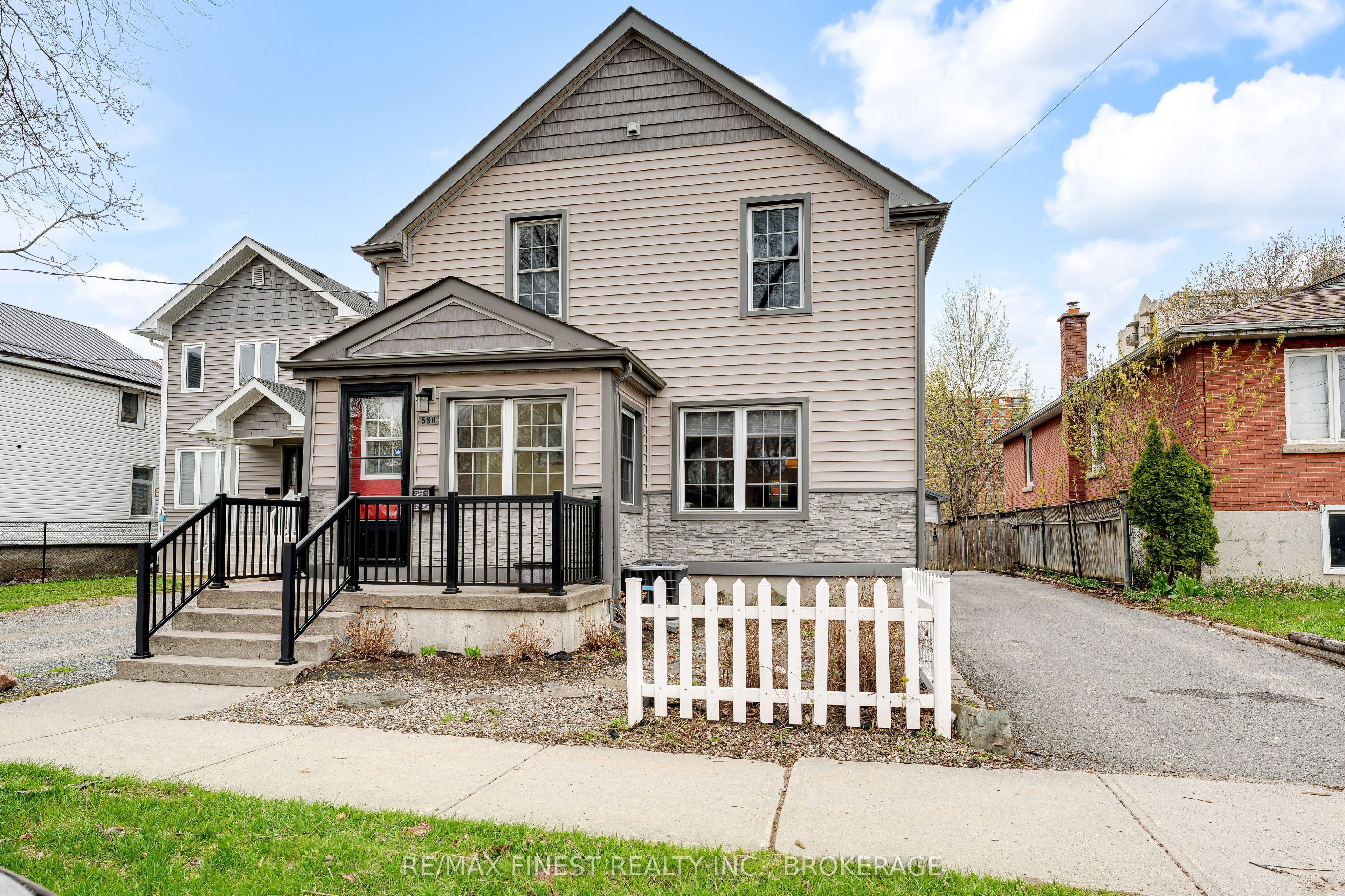 580 Macdonnell Street Property Photo 1