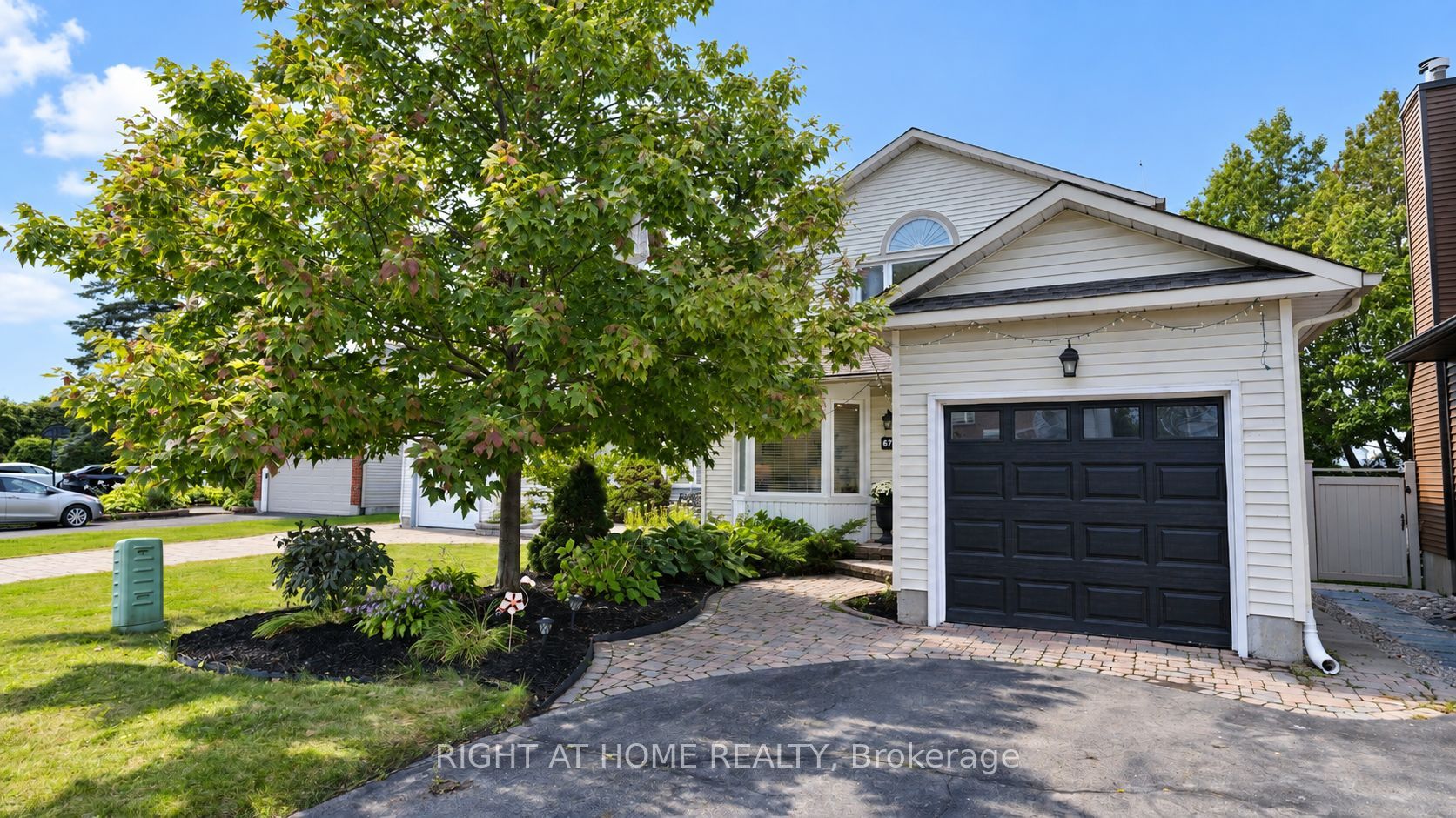672 Farmbrook Crescent