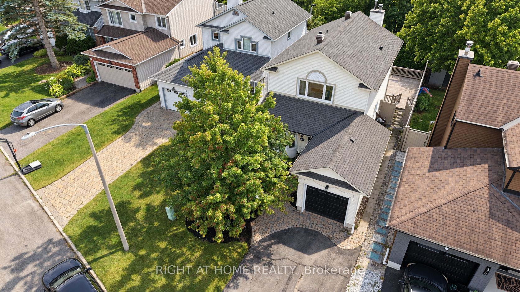 672 Farmbrook Crescent Property Photo 3