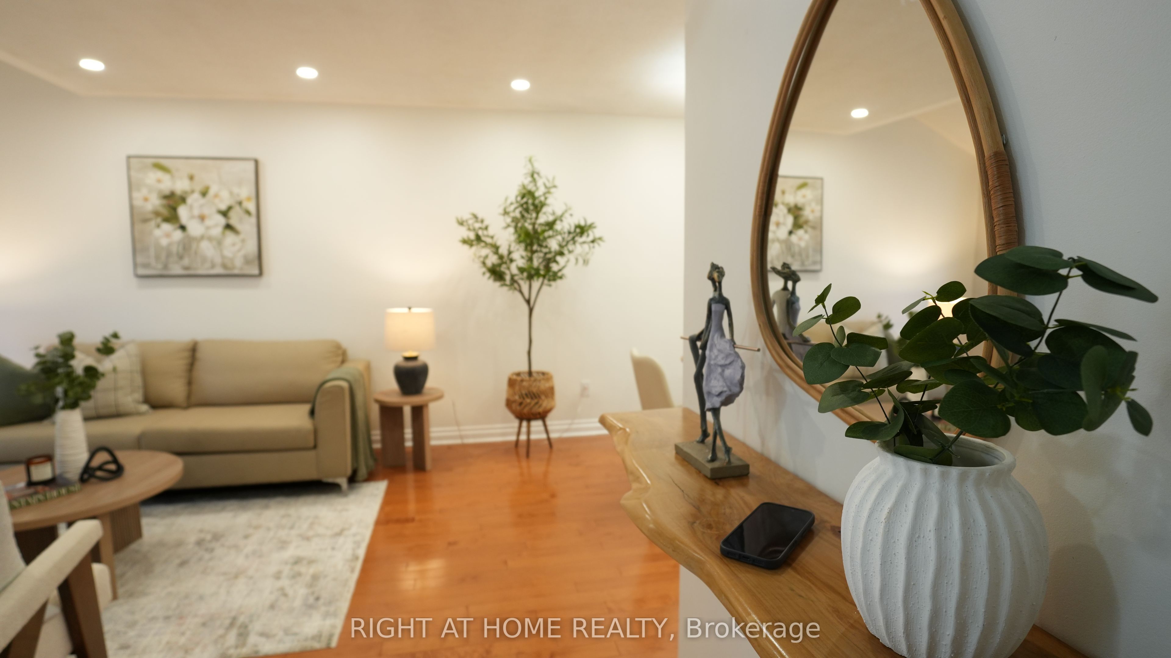672 Farmbrook Crescent Property Photo 4