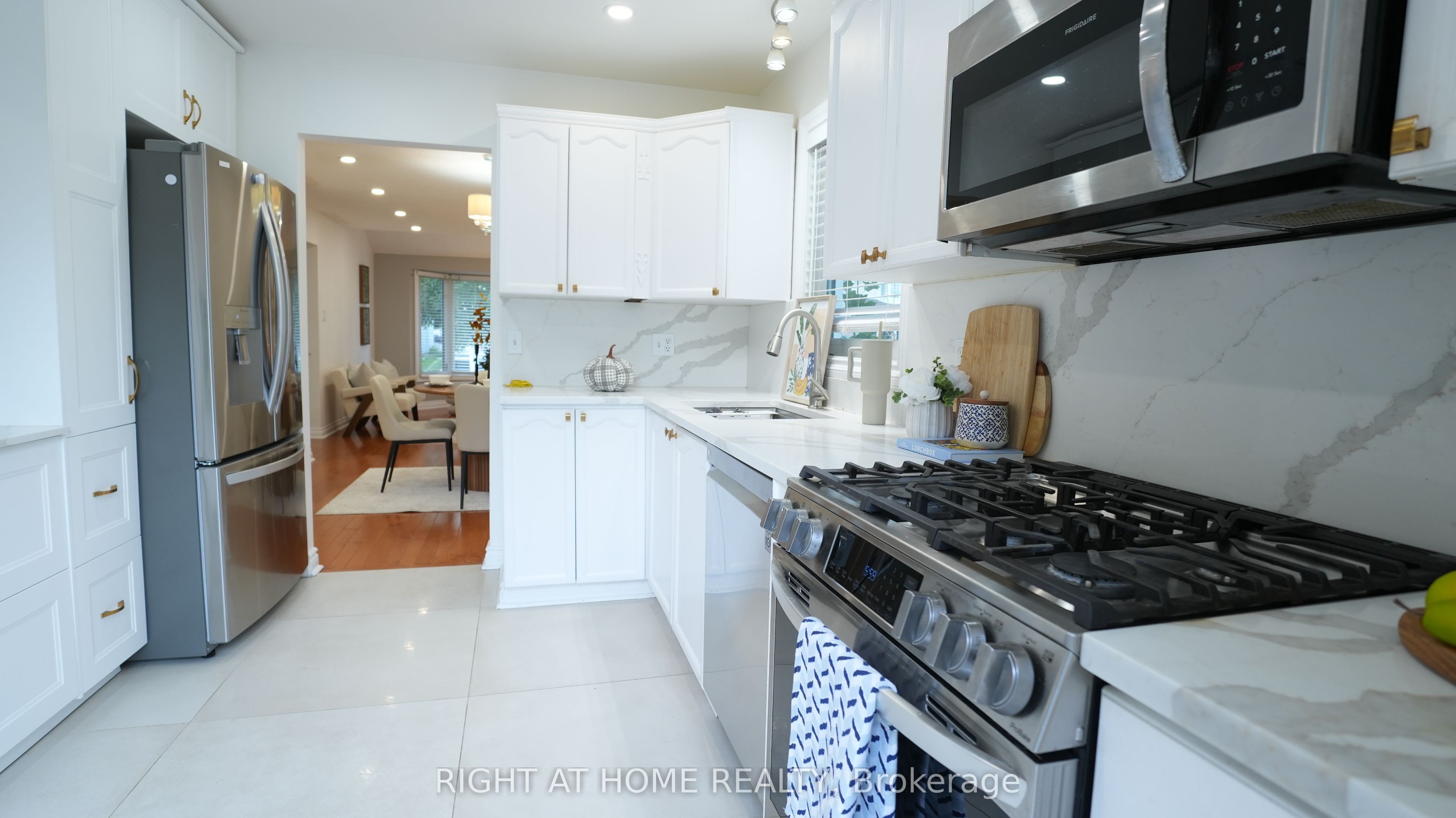 672 Farmbrook Crescent Property Photo 9