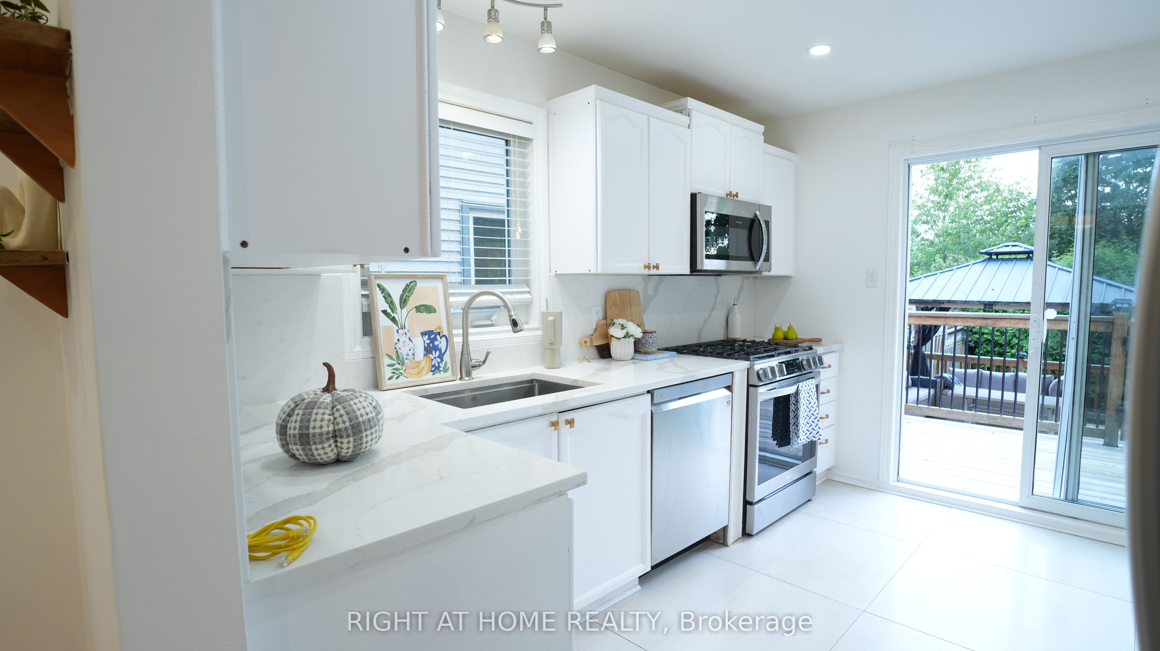 672 Farmbrook Crescent Property Photo 10