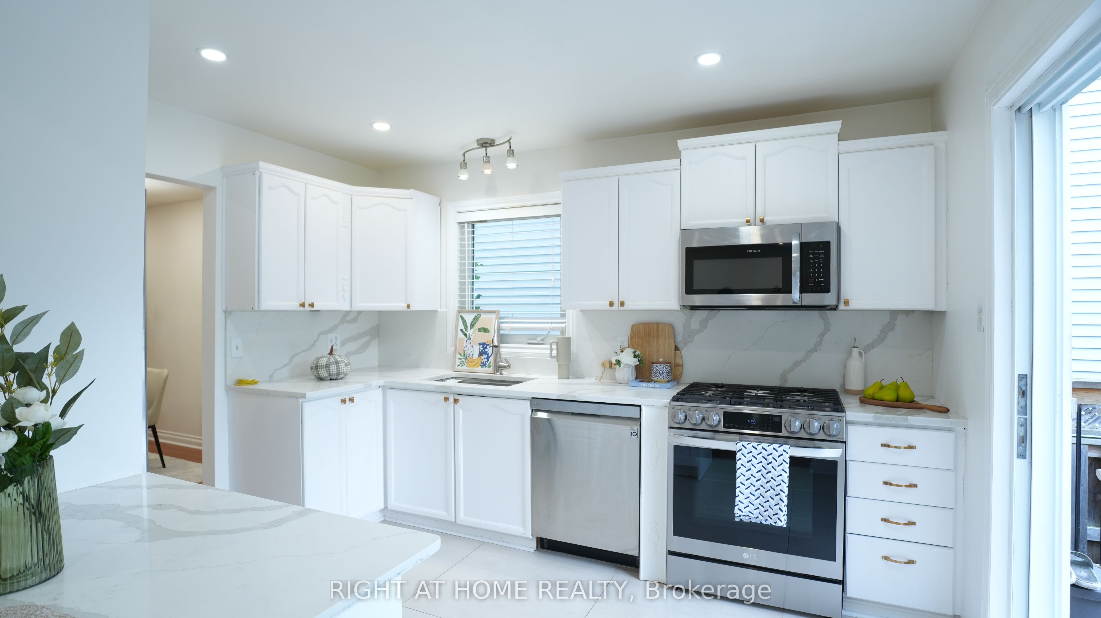 672 Farmbrook Crescent Property Photo 11