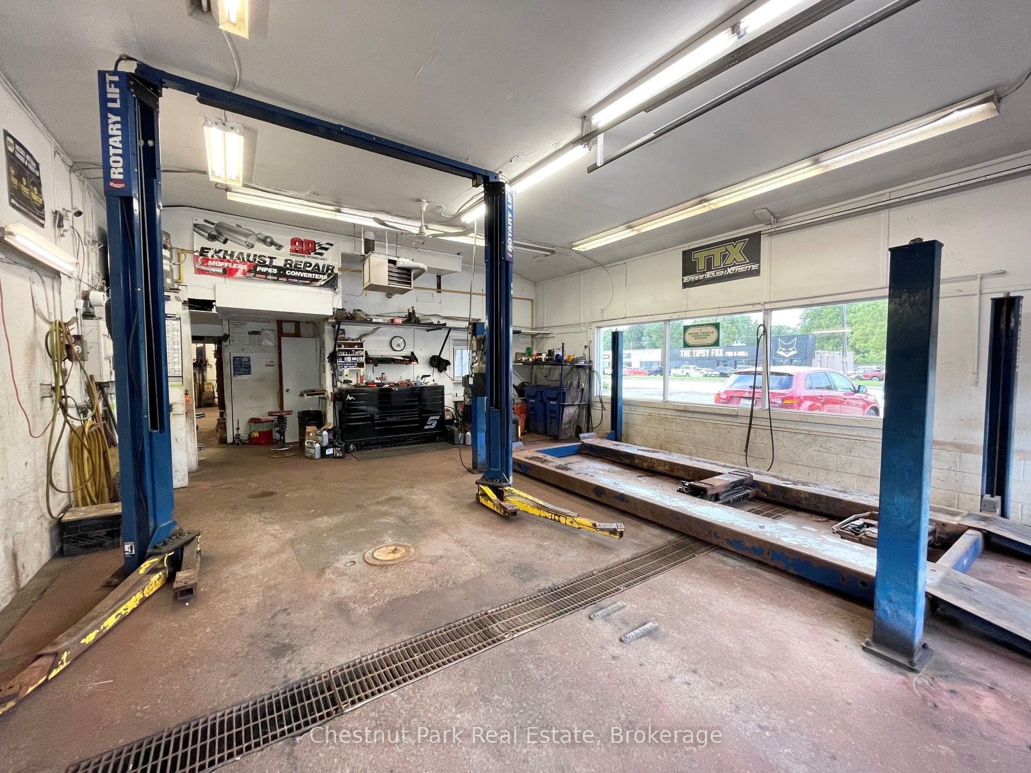 605 10th Street W Property Photo 6
