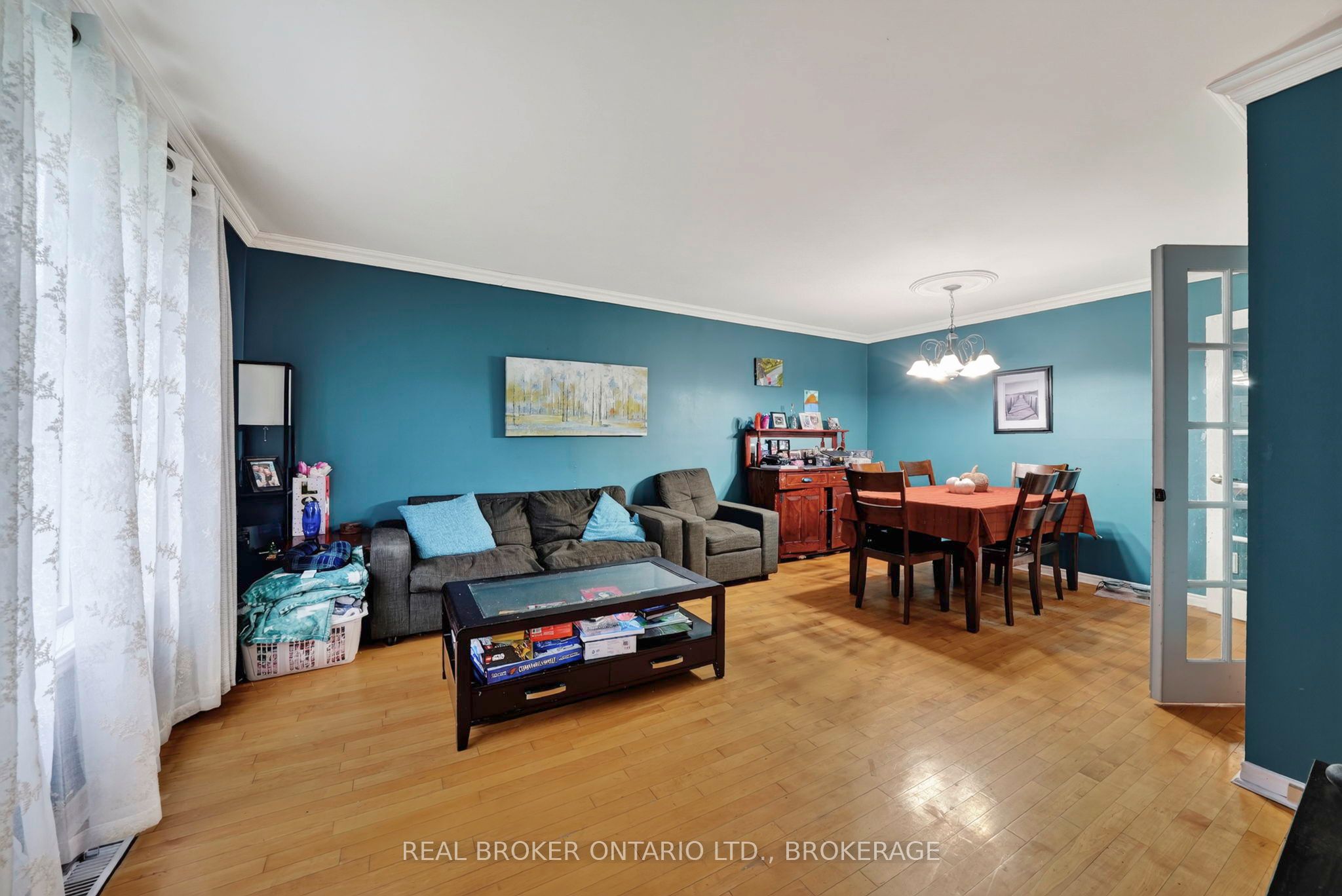 858 Chelsea Crescent Property Photo 3