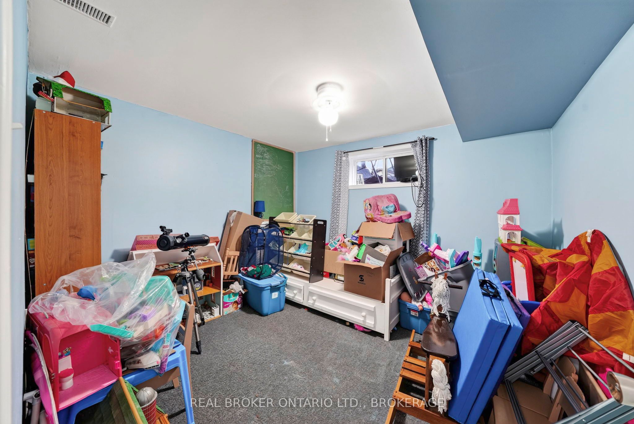 858 Chelsea Crescent Property Photo 10