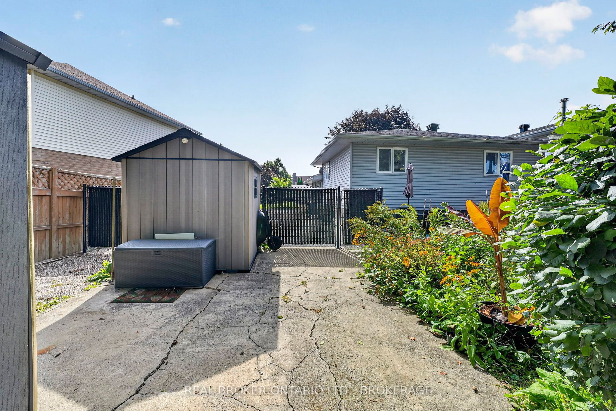 858 Chelsea Crescent Property Photo 11