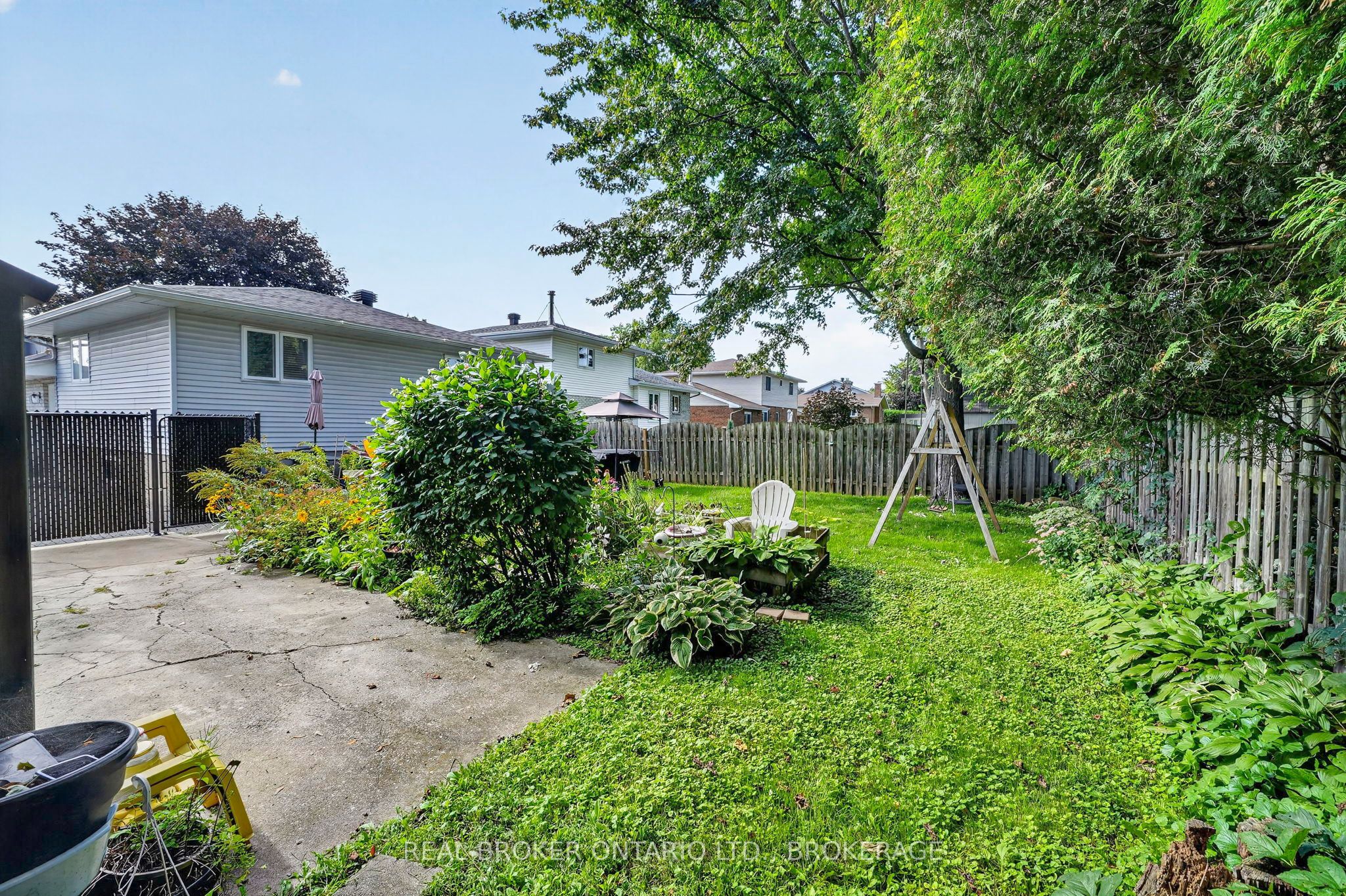 858 Chelsea Crescent Property Photo 12