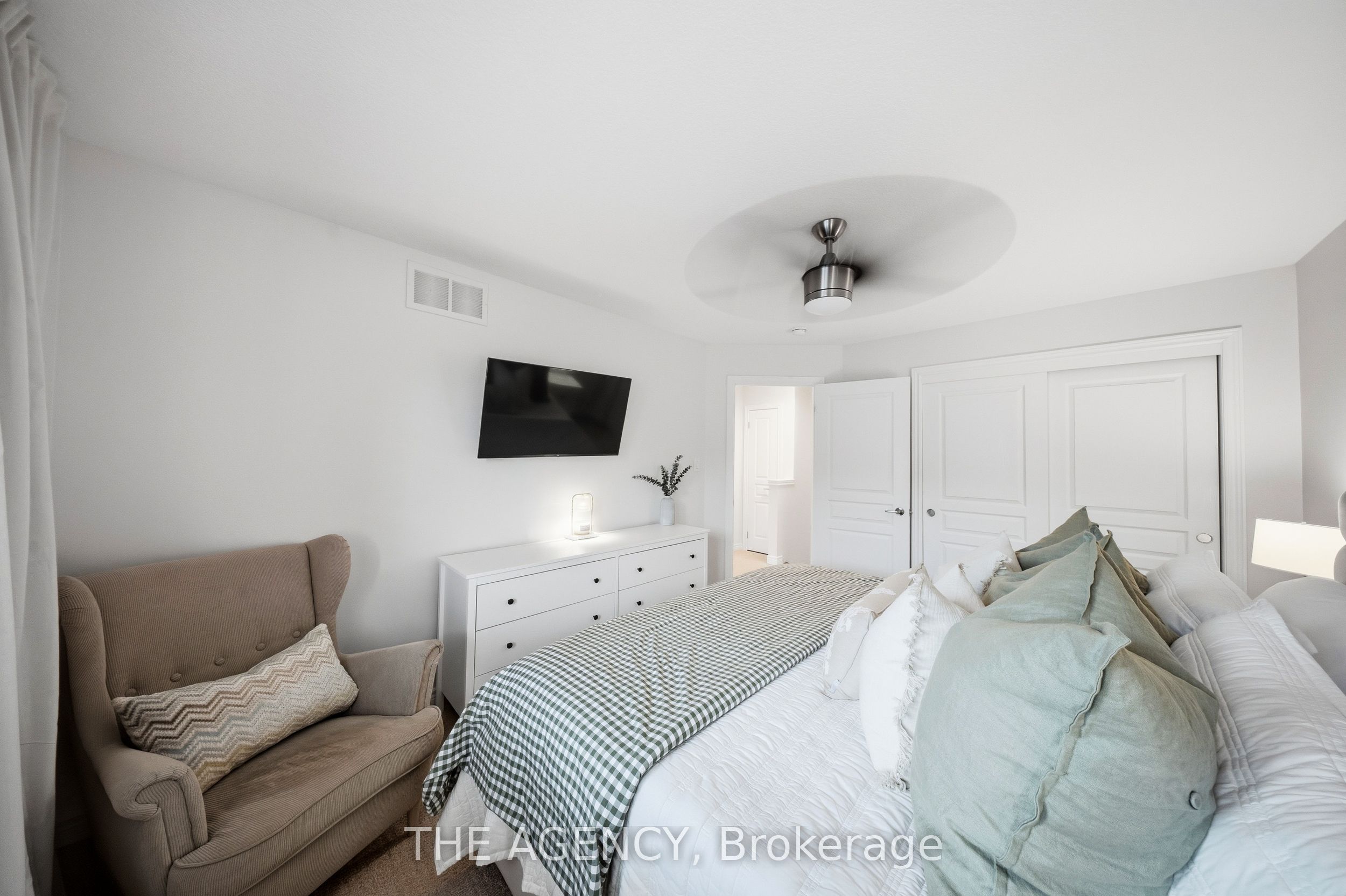 215 Dundas Street E 19 Property Photo 20