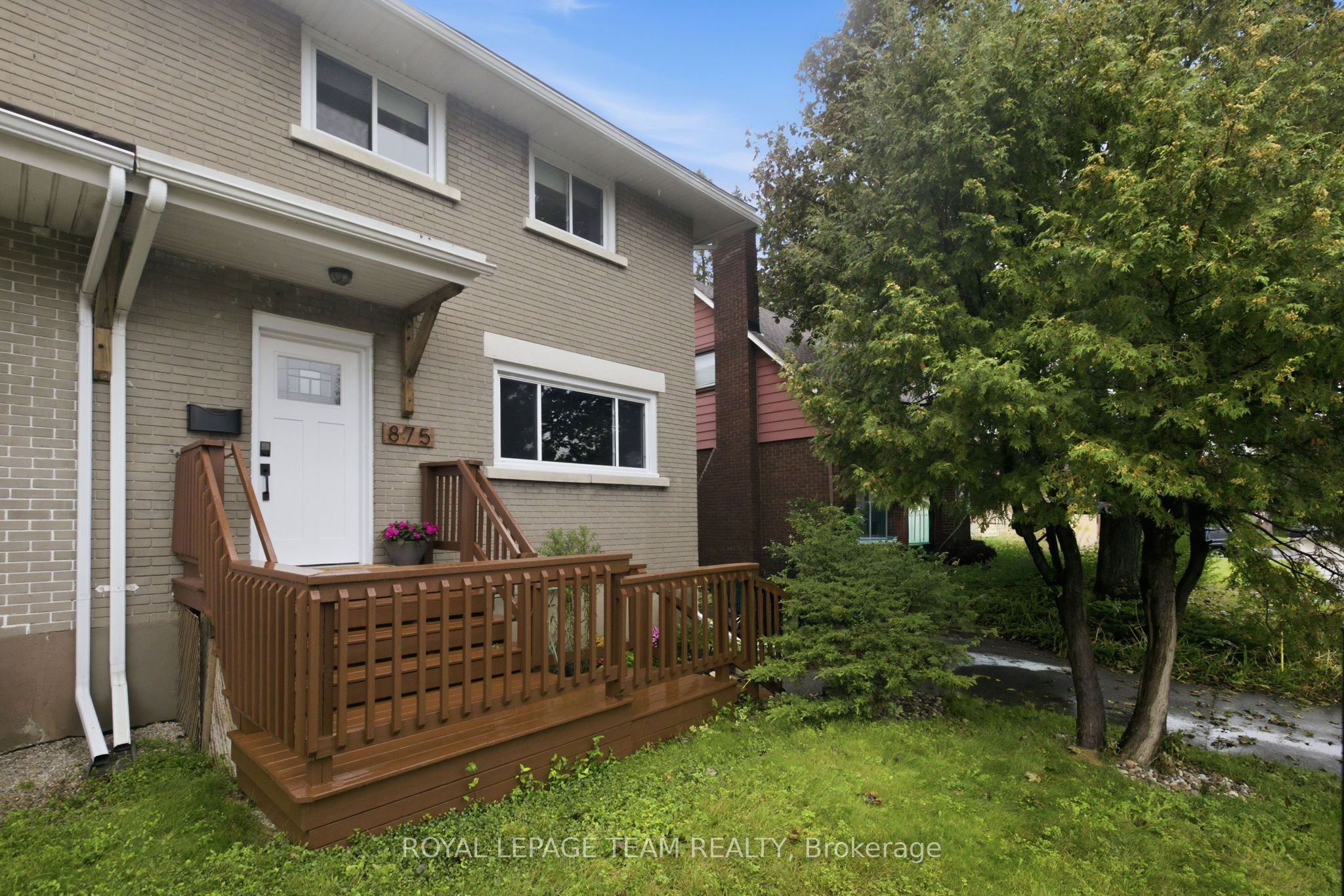 875 Woodroffe Avenue