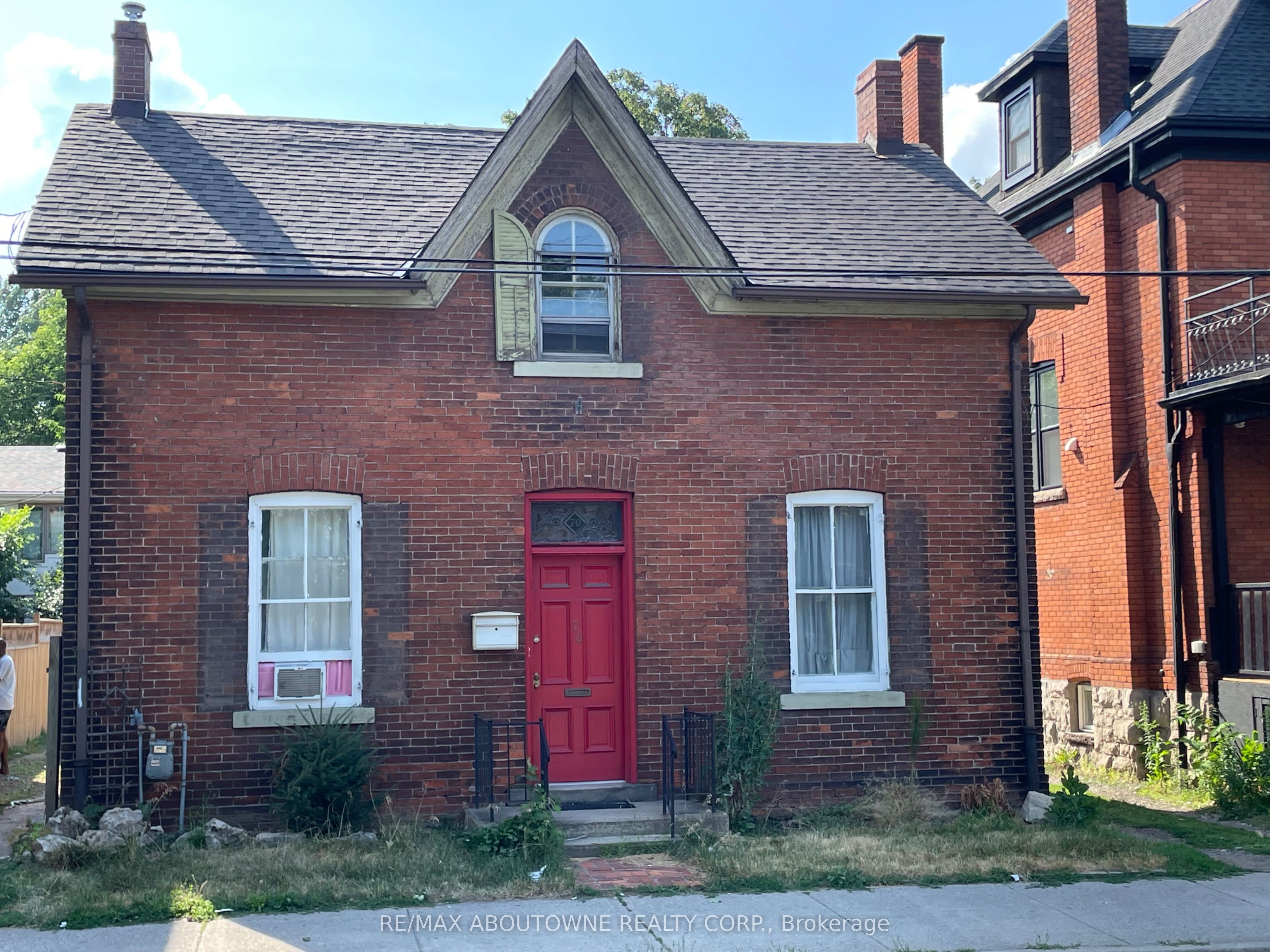 70 Wellington Street S Property Photo 1