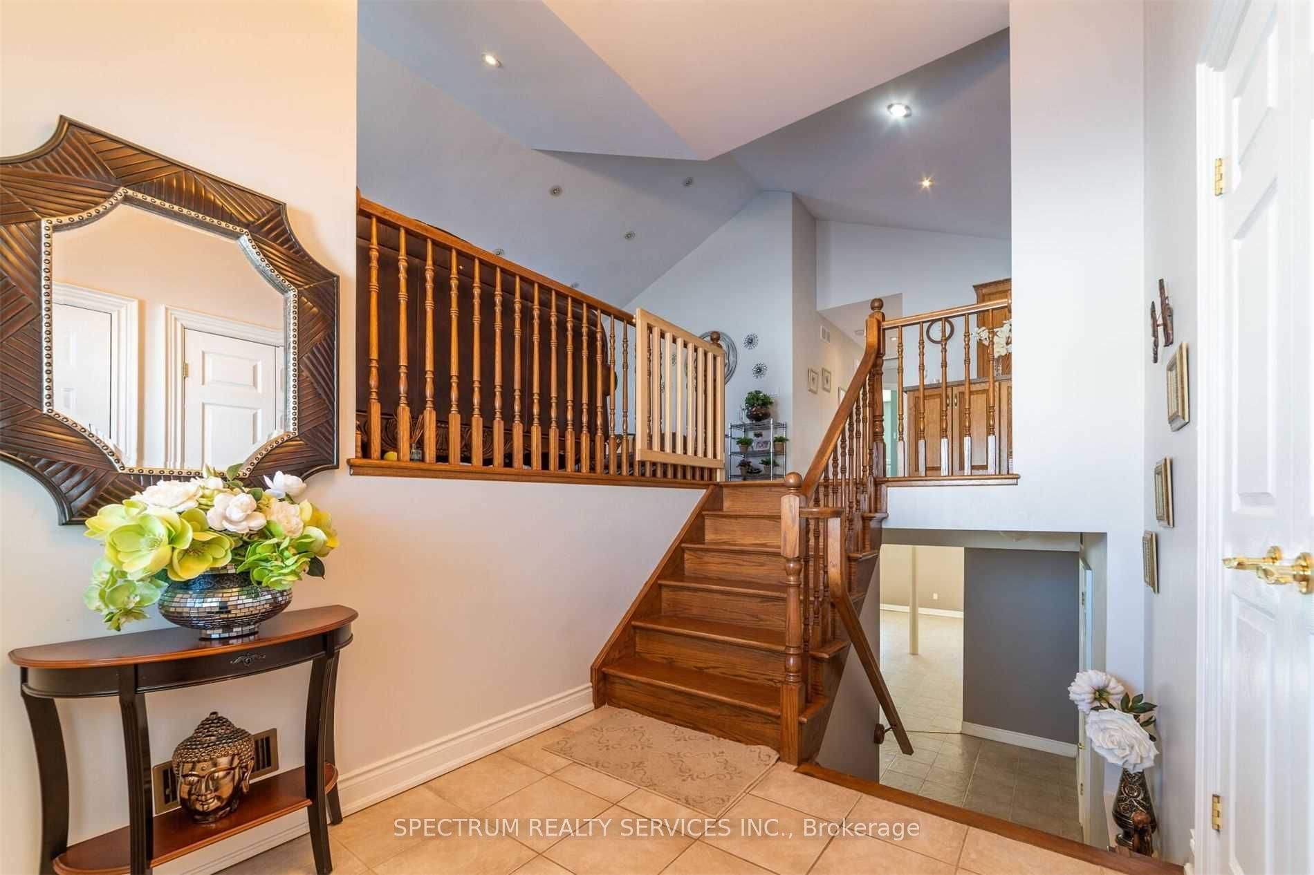 8112 Beaver Glen Drive Property Photo 3