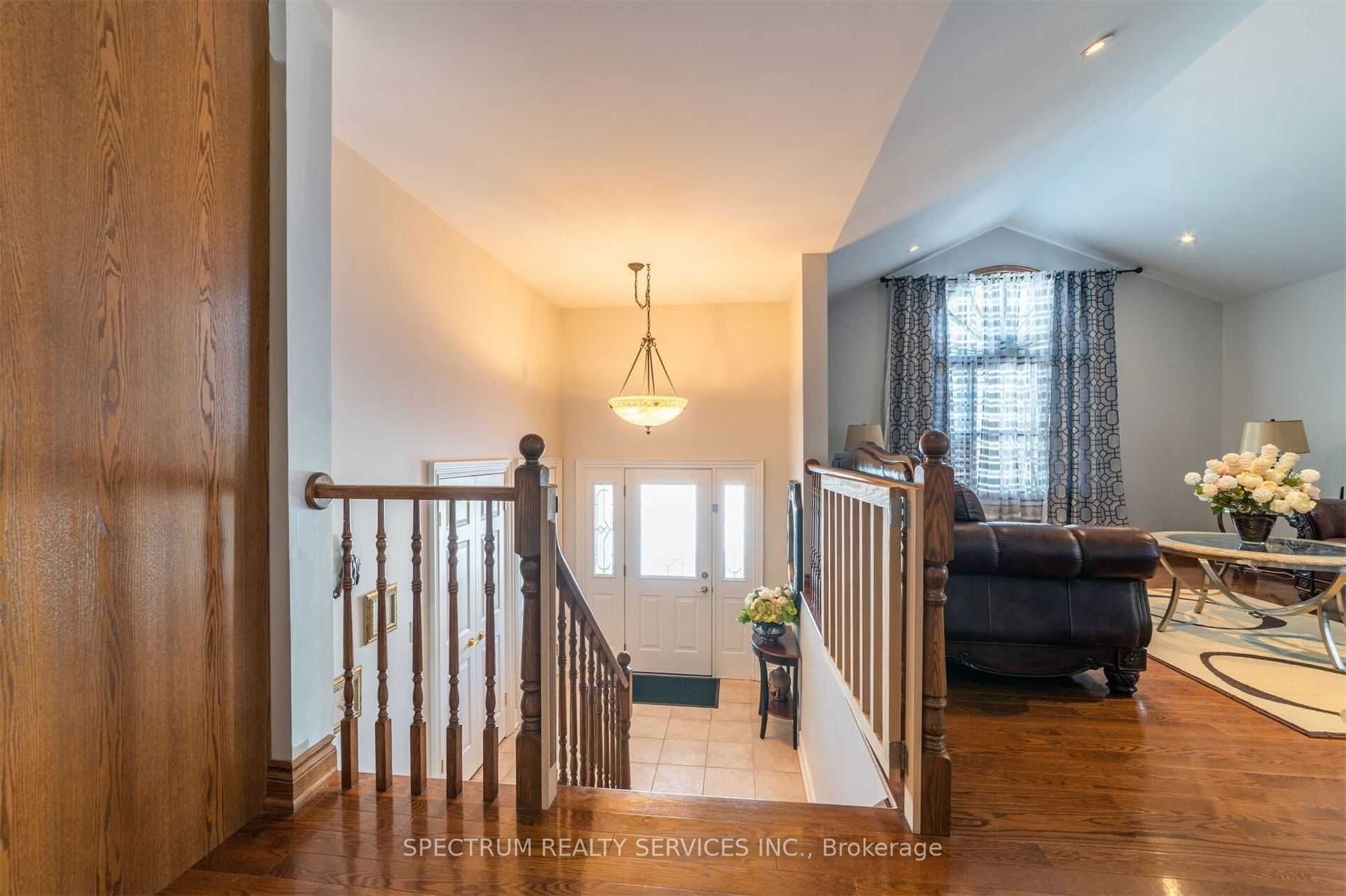 8112 Beaver Glen Drive Property Photo 4