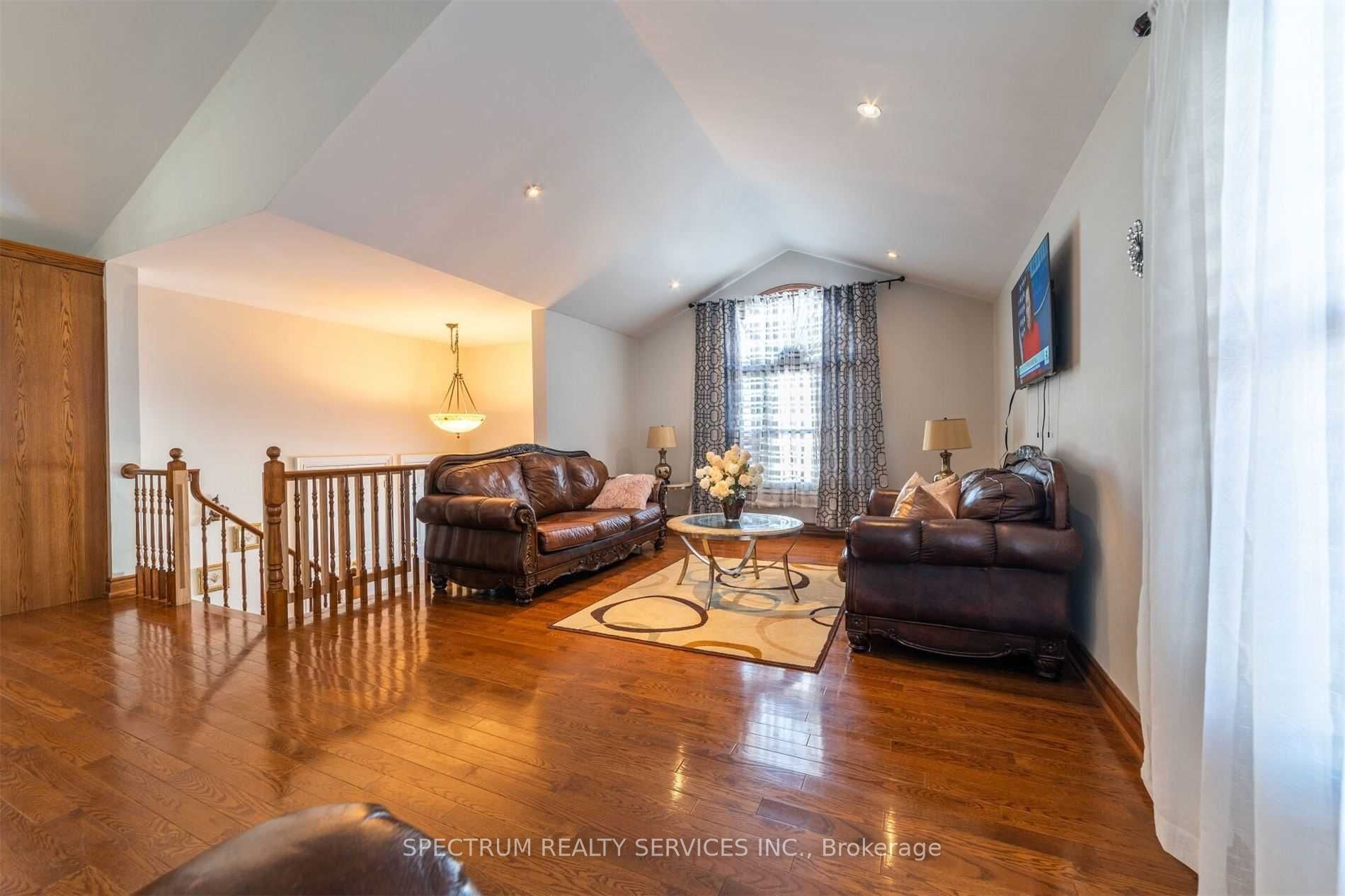 8112 Beaver Glen Drive Property Photo 6