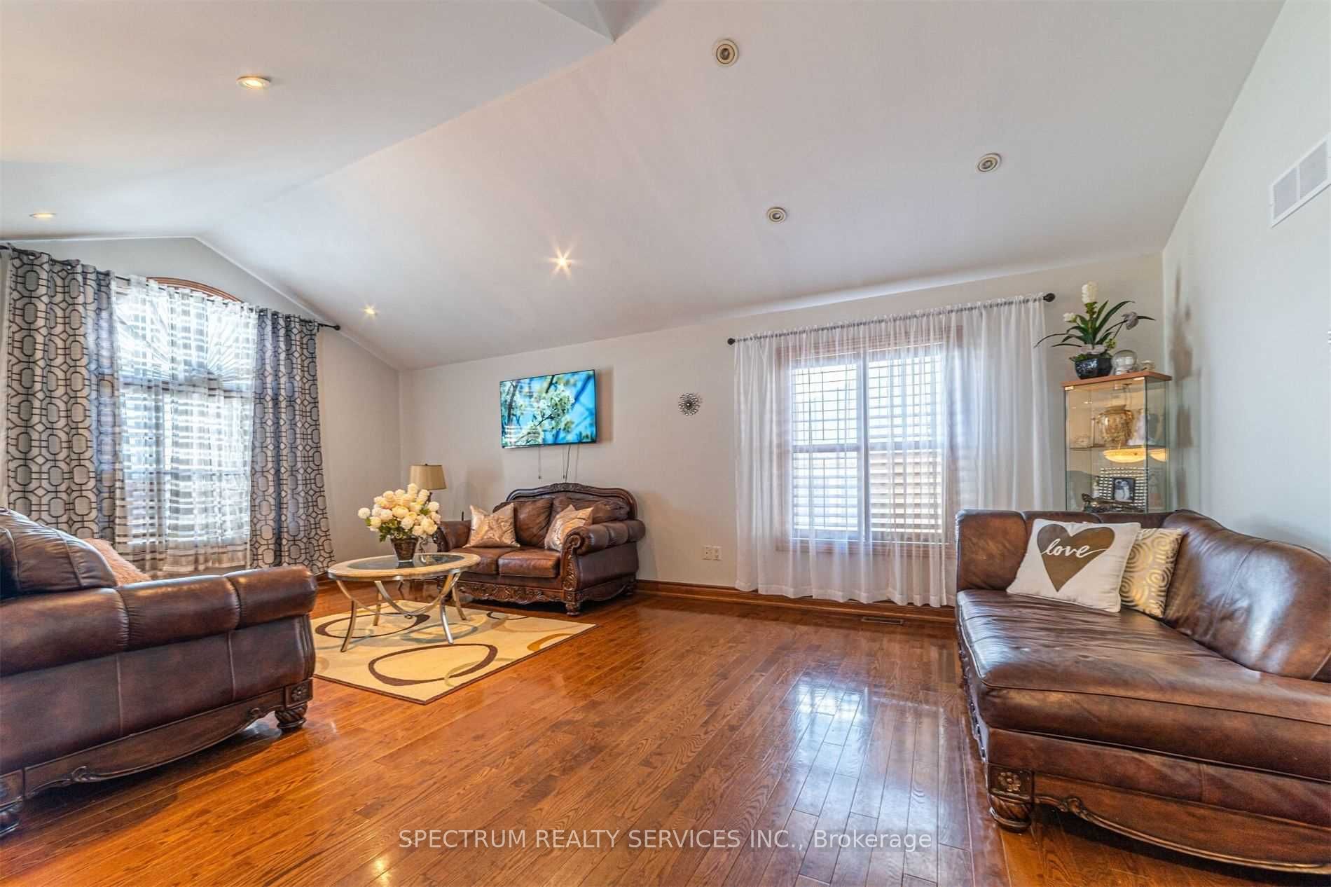 8112 Beaver Glen Drive Property Photo 7