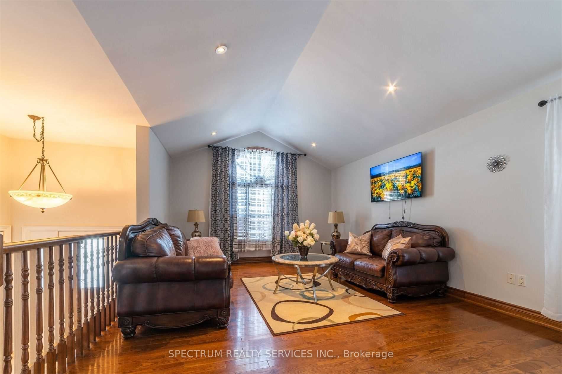 8112 Beaver Glen Drive Property Photo 8