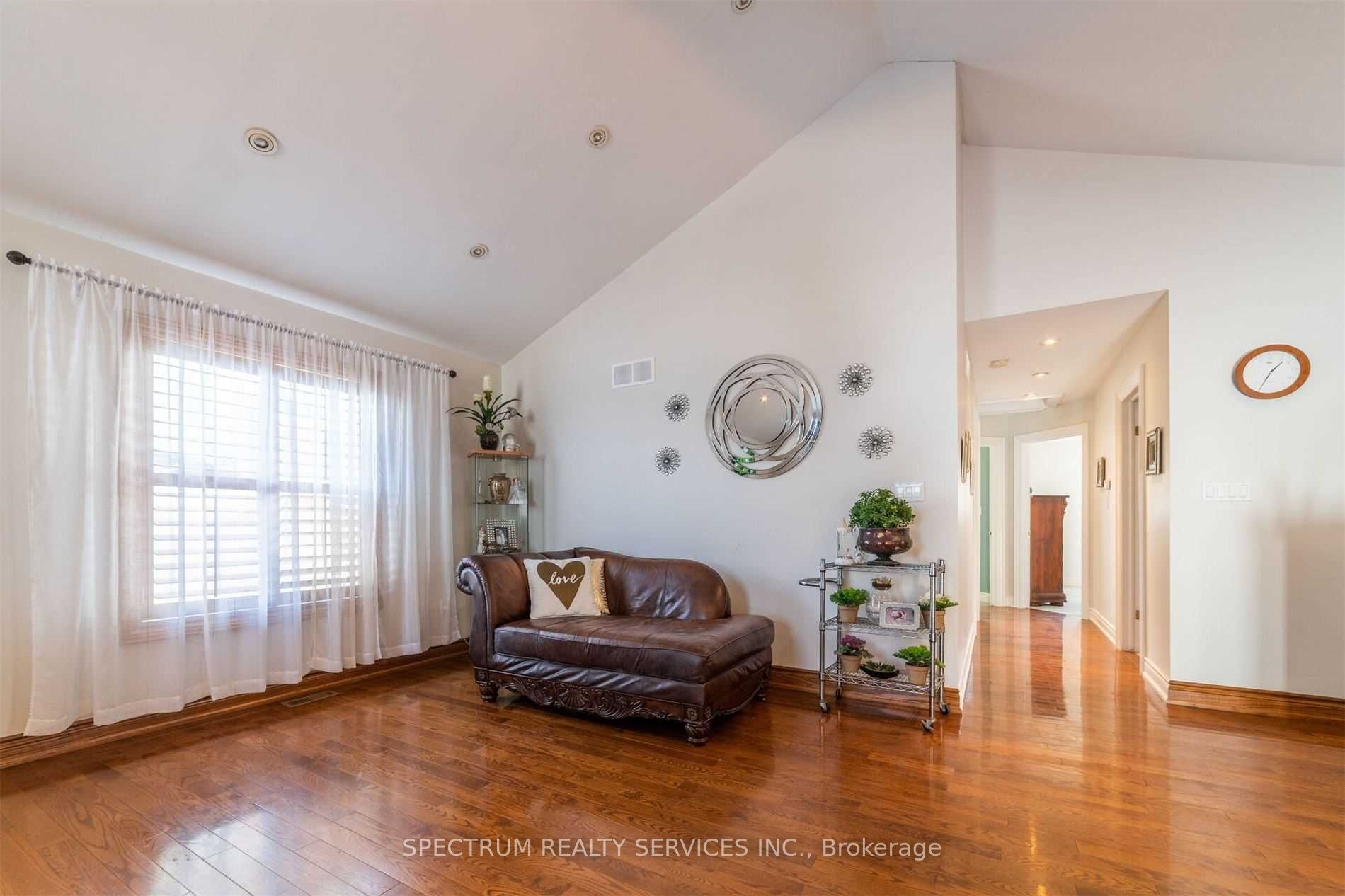 8112 Beaver Glen Drive Property Photo 11