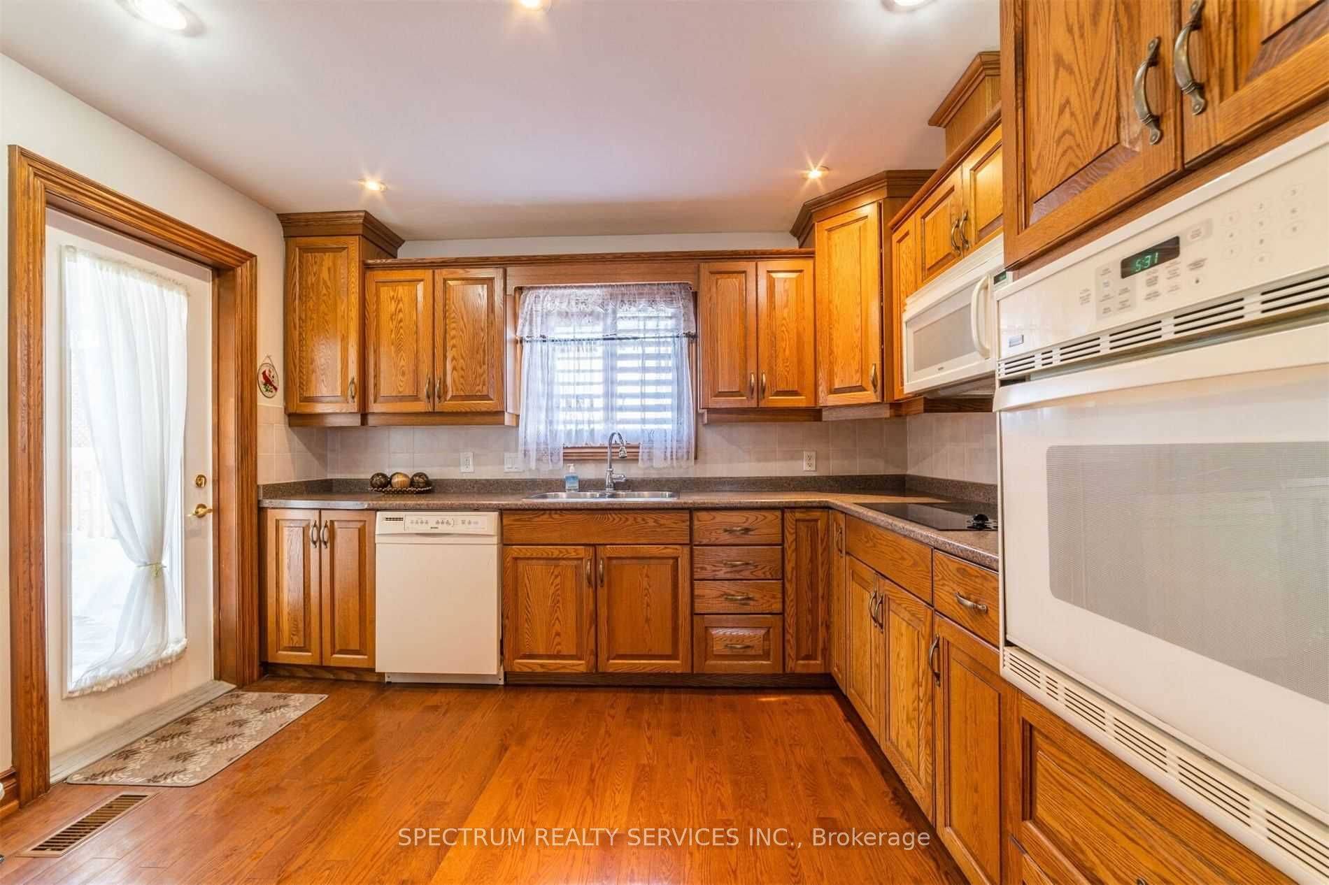 8112 Beaver Glen Drive Property Photo 17