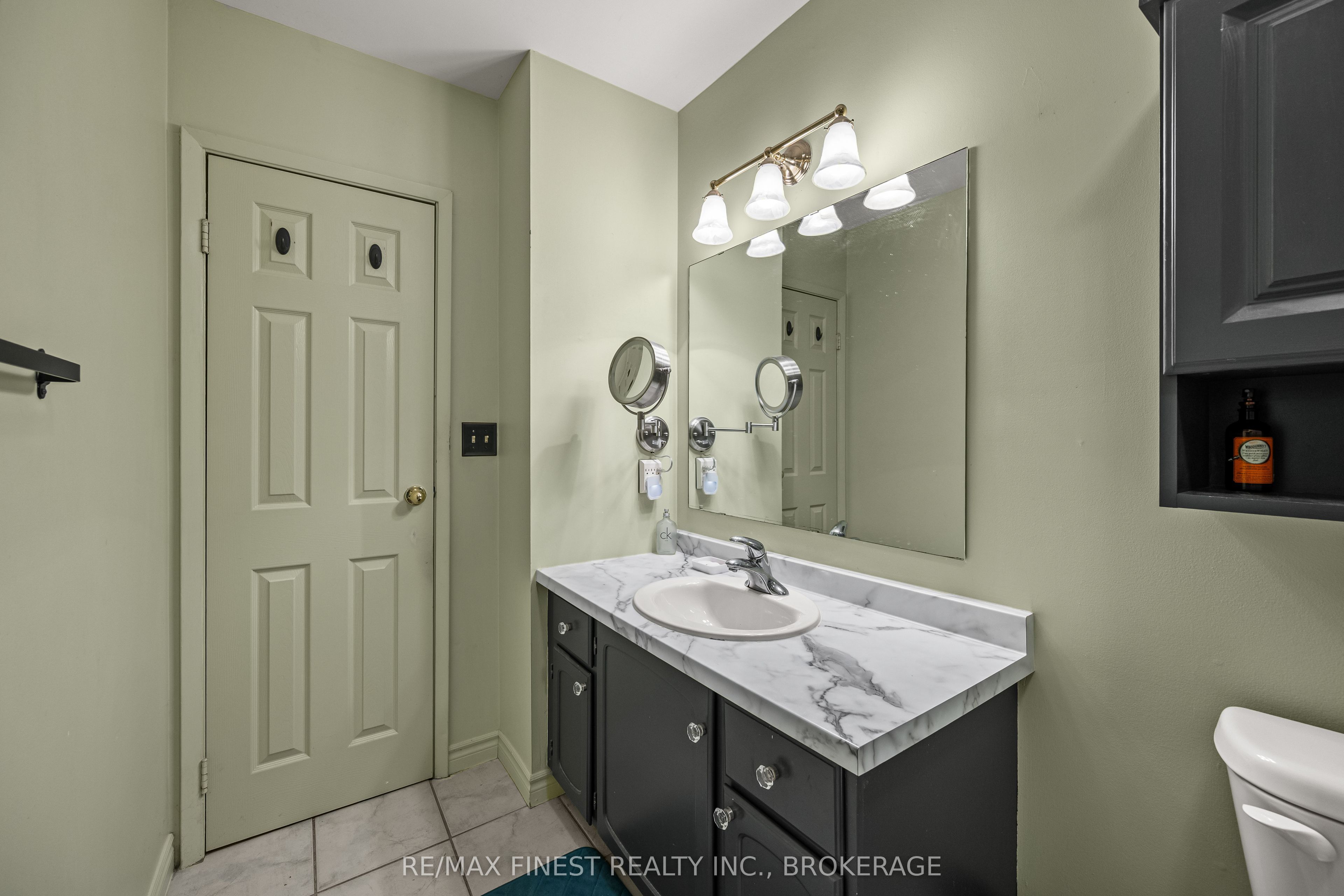 105 Grenadier Drive Property Photo 26