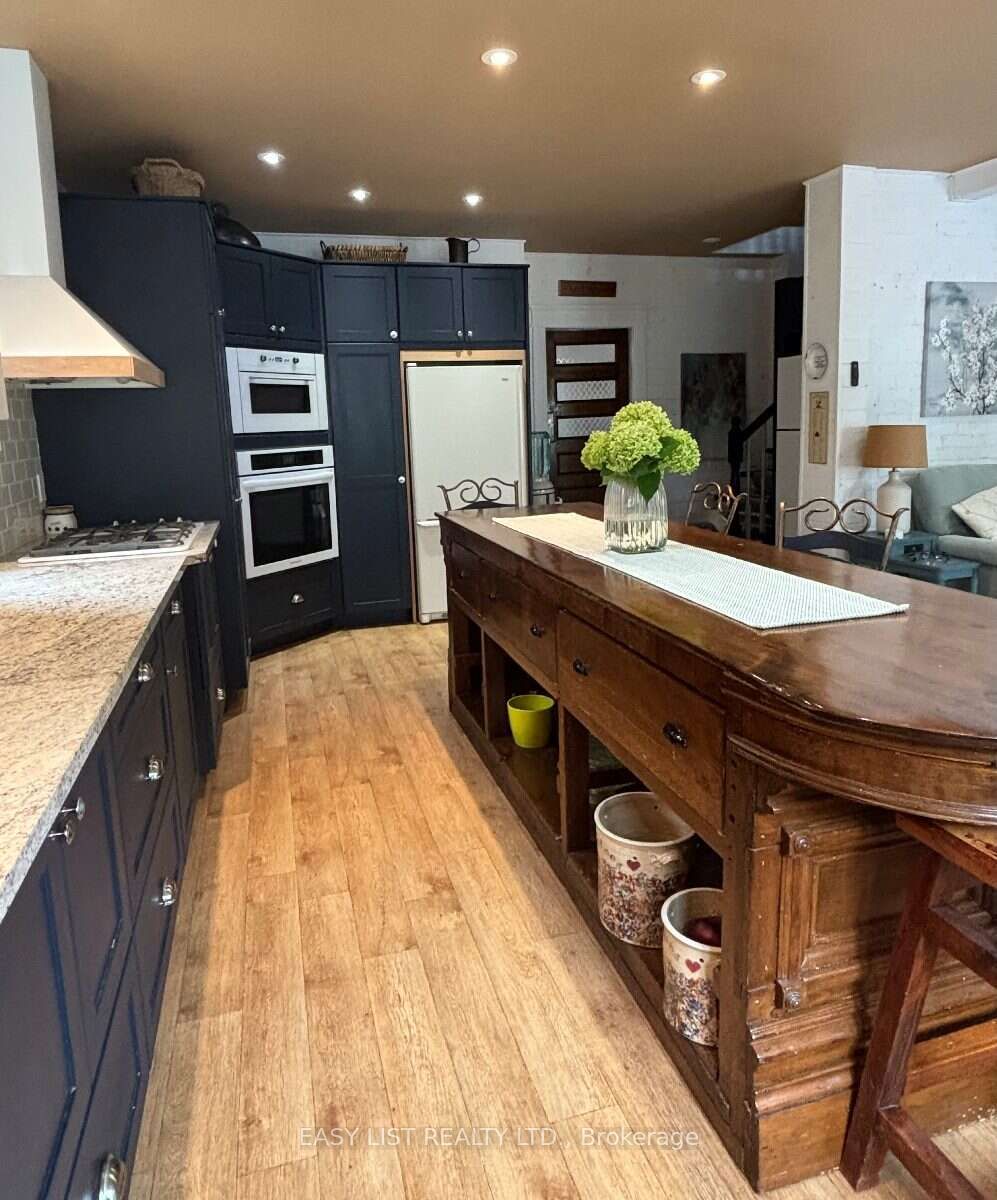 32 Nelson Street E Property Photo 18