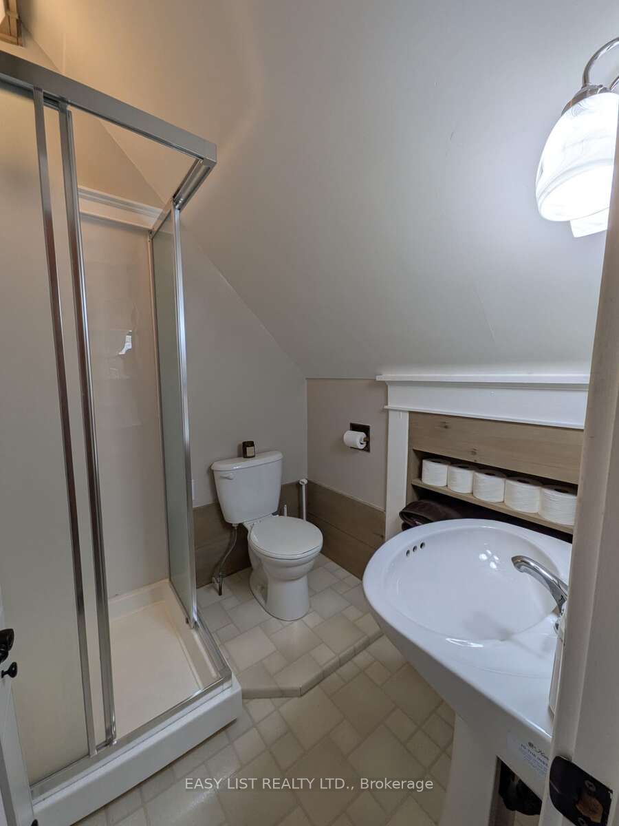 32 Nelson Street E Property Photo 49
