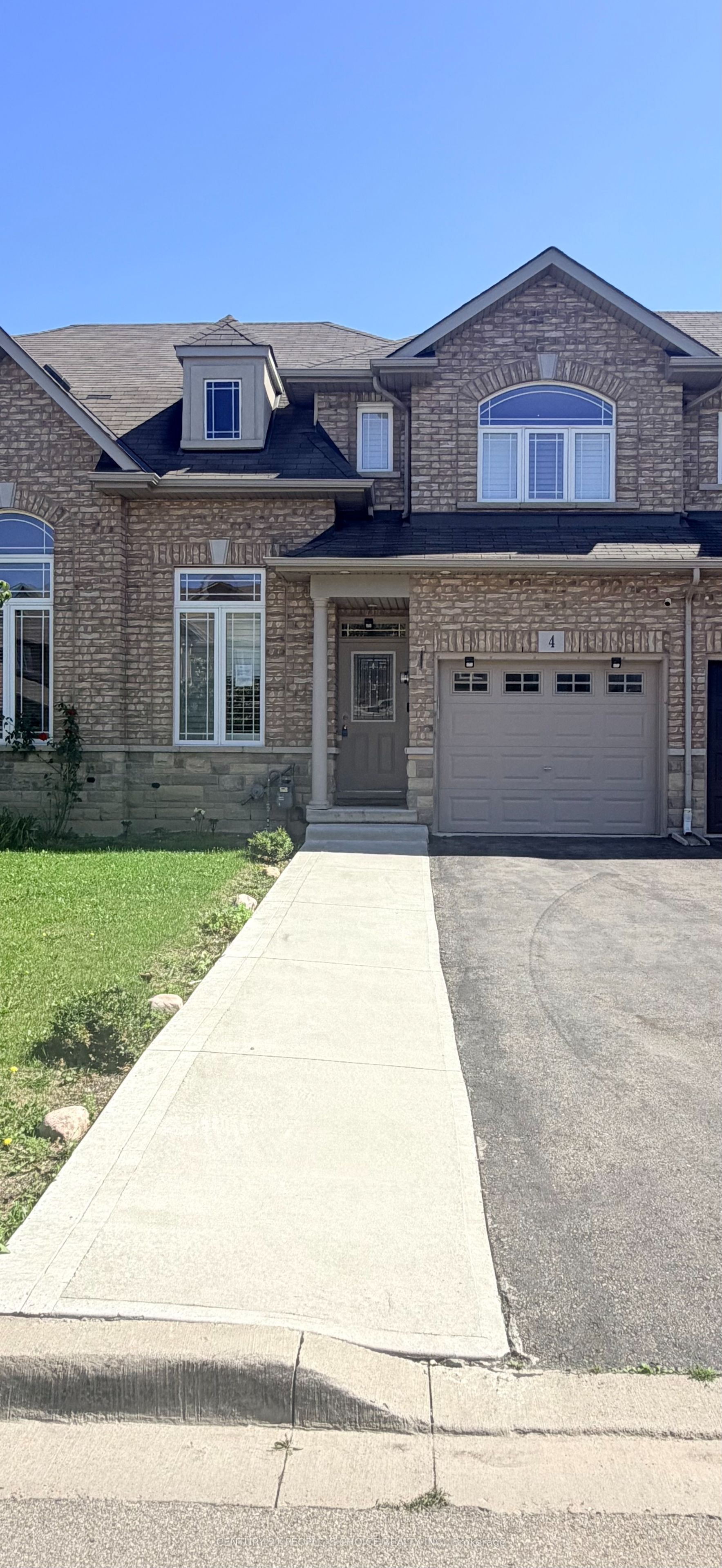 4 Charleswood Crescent Property Photo 1